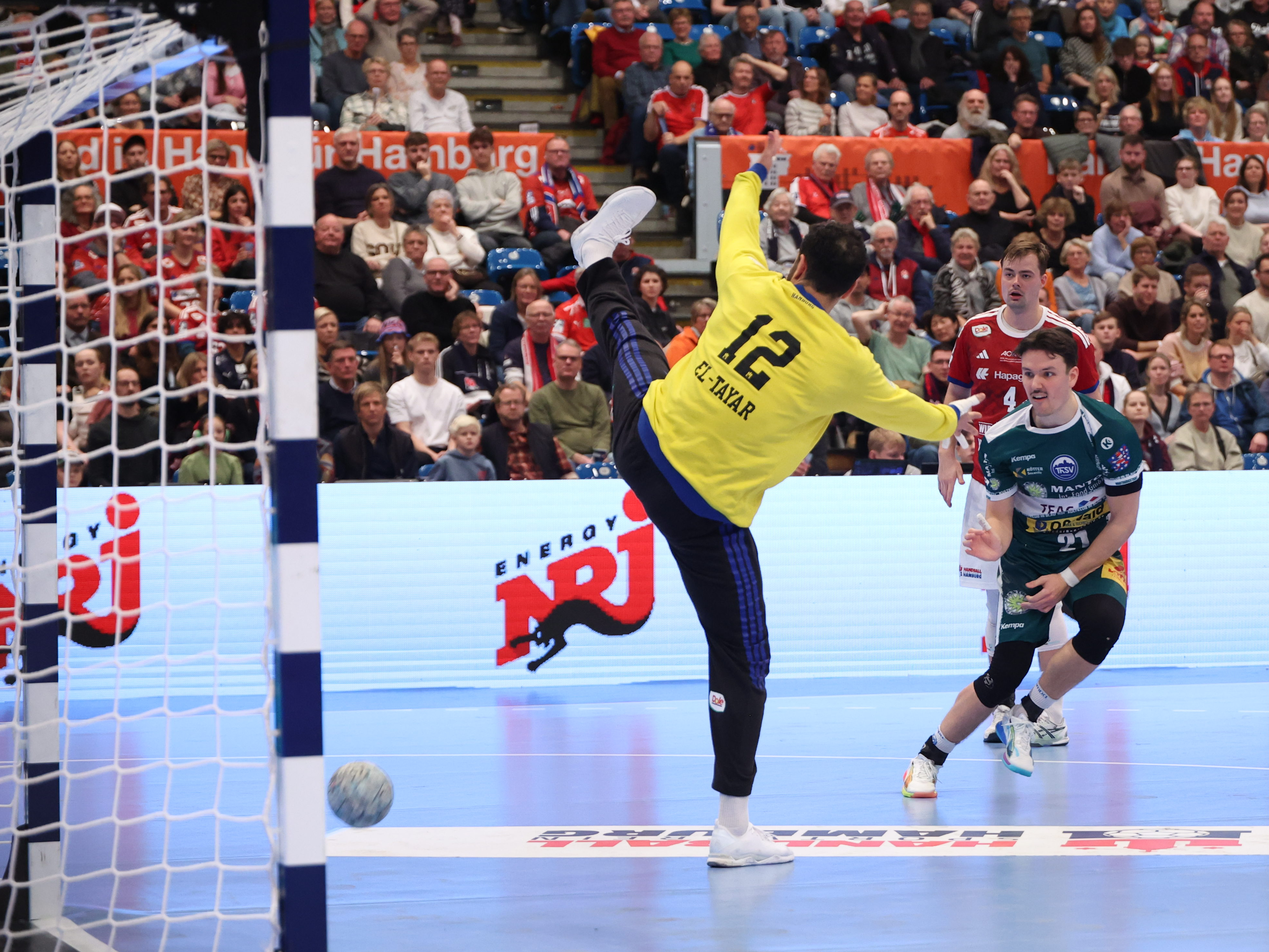 Tor von #21 Moritz Ende (RA) – ThSV Eisenach gegen #12 Mohamed El-Tayar (Torwart) – Handball Sport Verein Hamburg