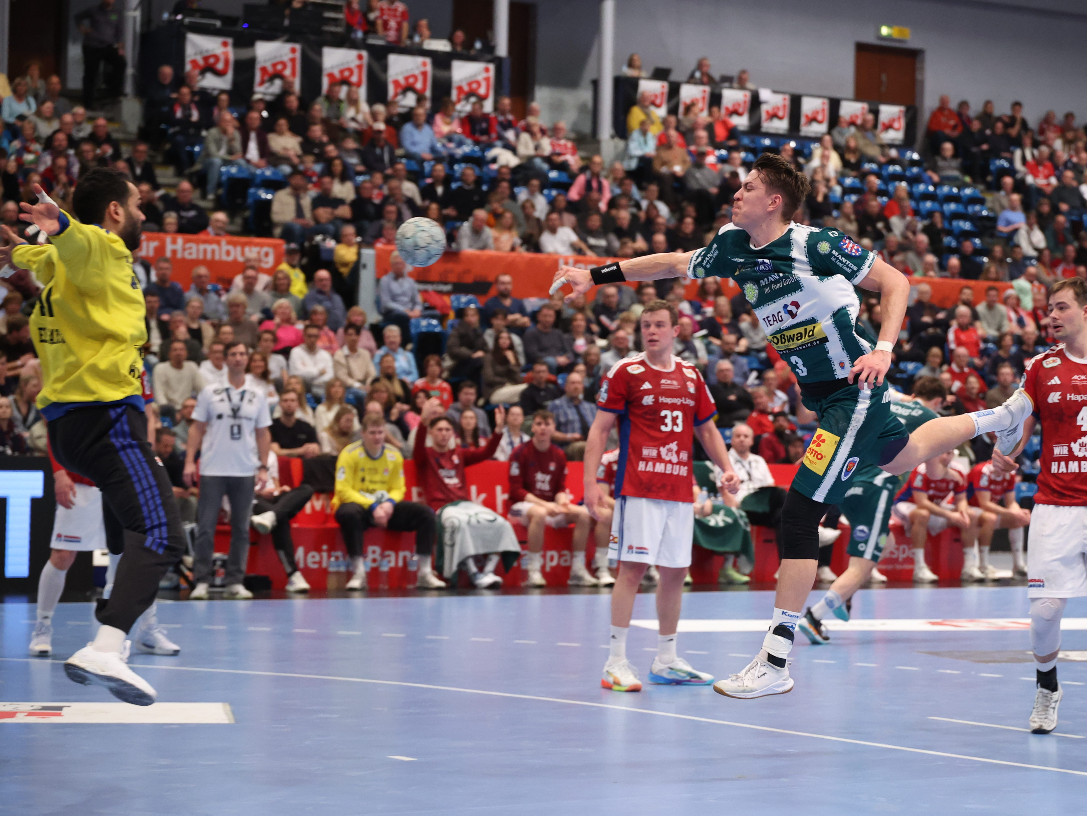 #3 Oskar Joelsson (RR) – ThSV Eisenach wirft aufs Tor und #12 Mohamed El-Tayar (Torwart) – Handball Sport Verein Hamburg versucht diesen zu verteidigen.
