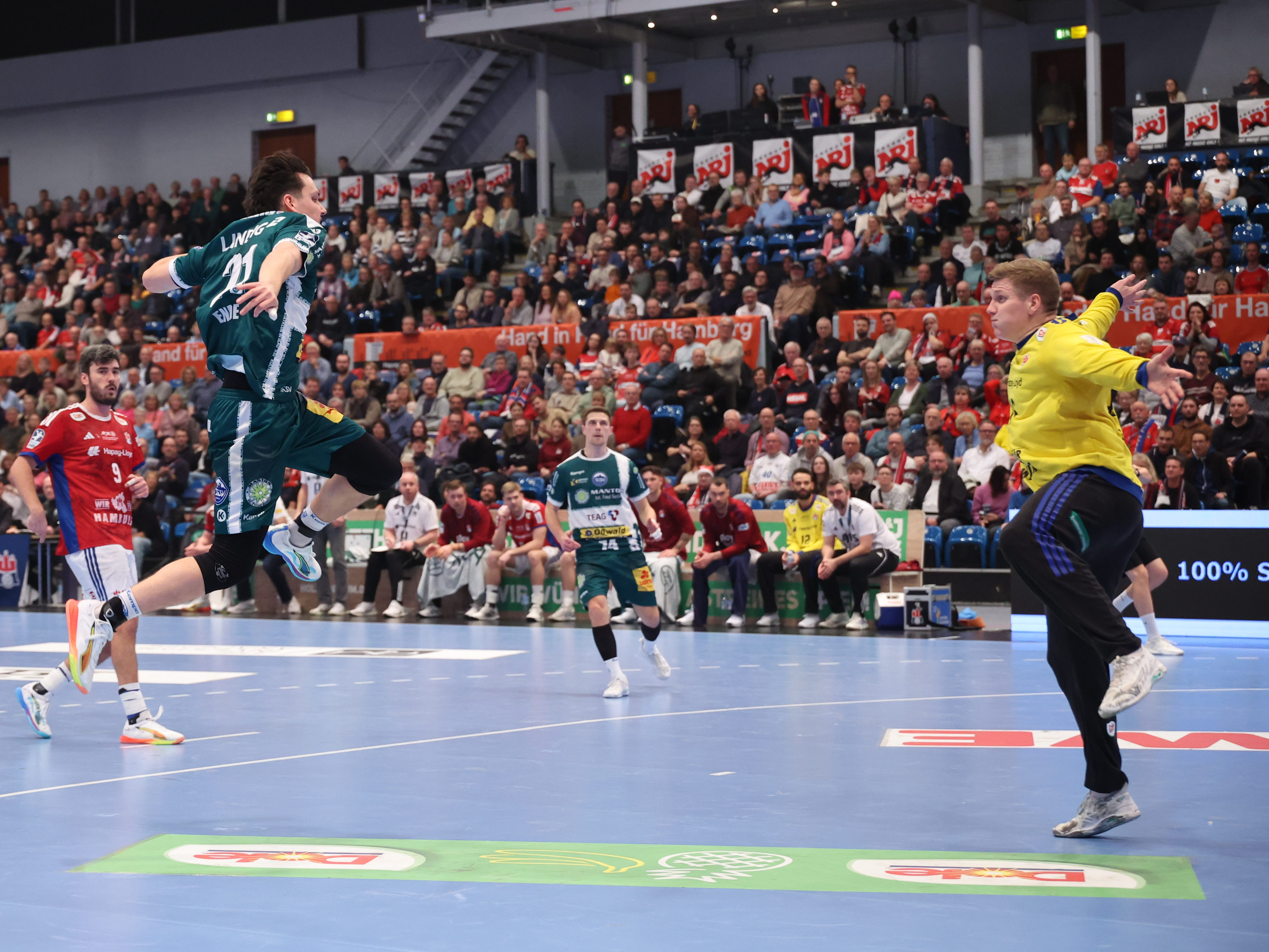 #21 Moritz Ende (RA) – ThSV Eisenach wirft aufs Tor und #16 Robin Haug (Torwart) – Handball Sport Verein Hamburg versucht zur Blocken.