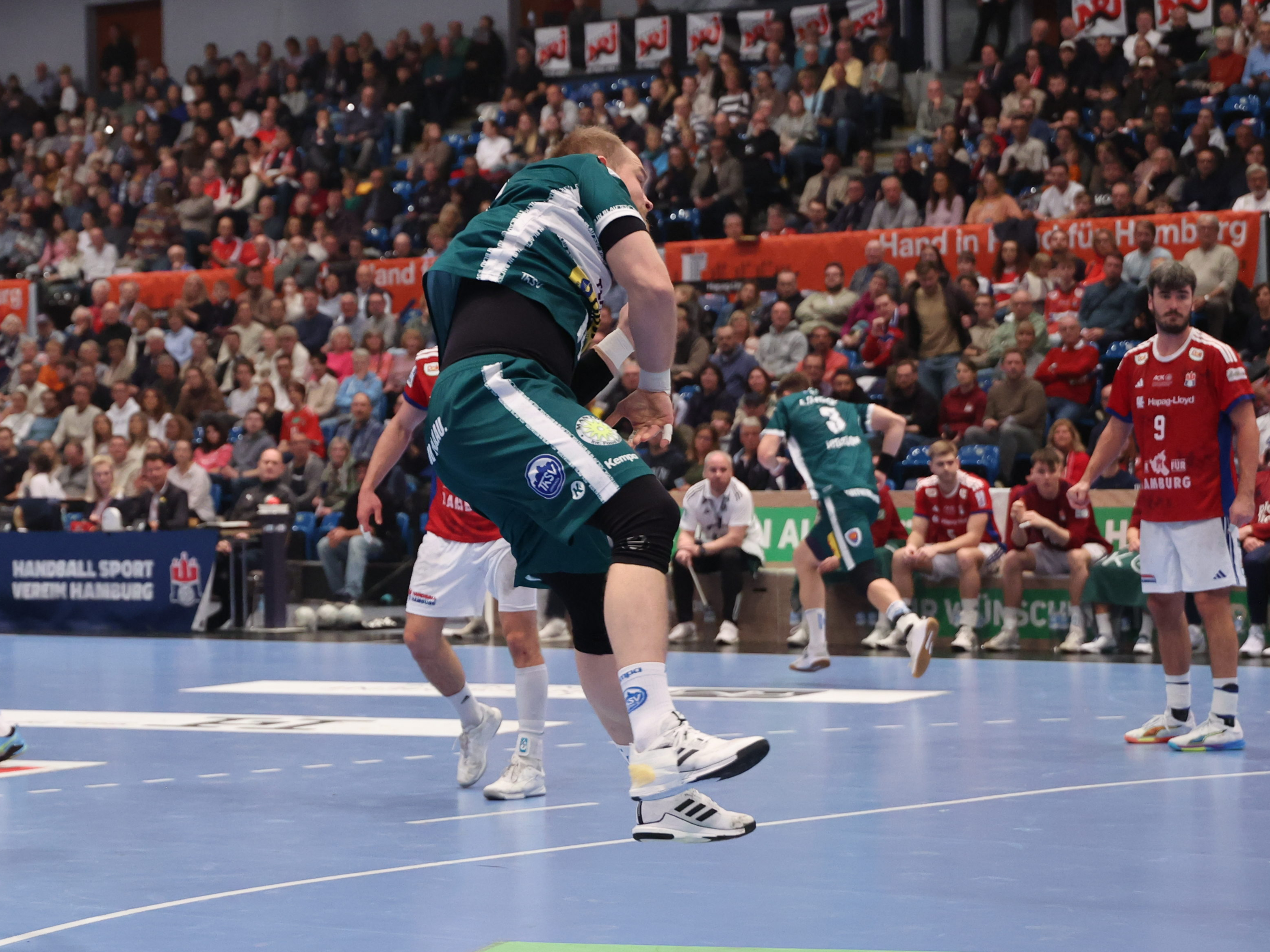 #14 Peter Walz (Kreis) – ThSV Eisenach wirft auf Tor.