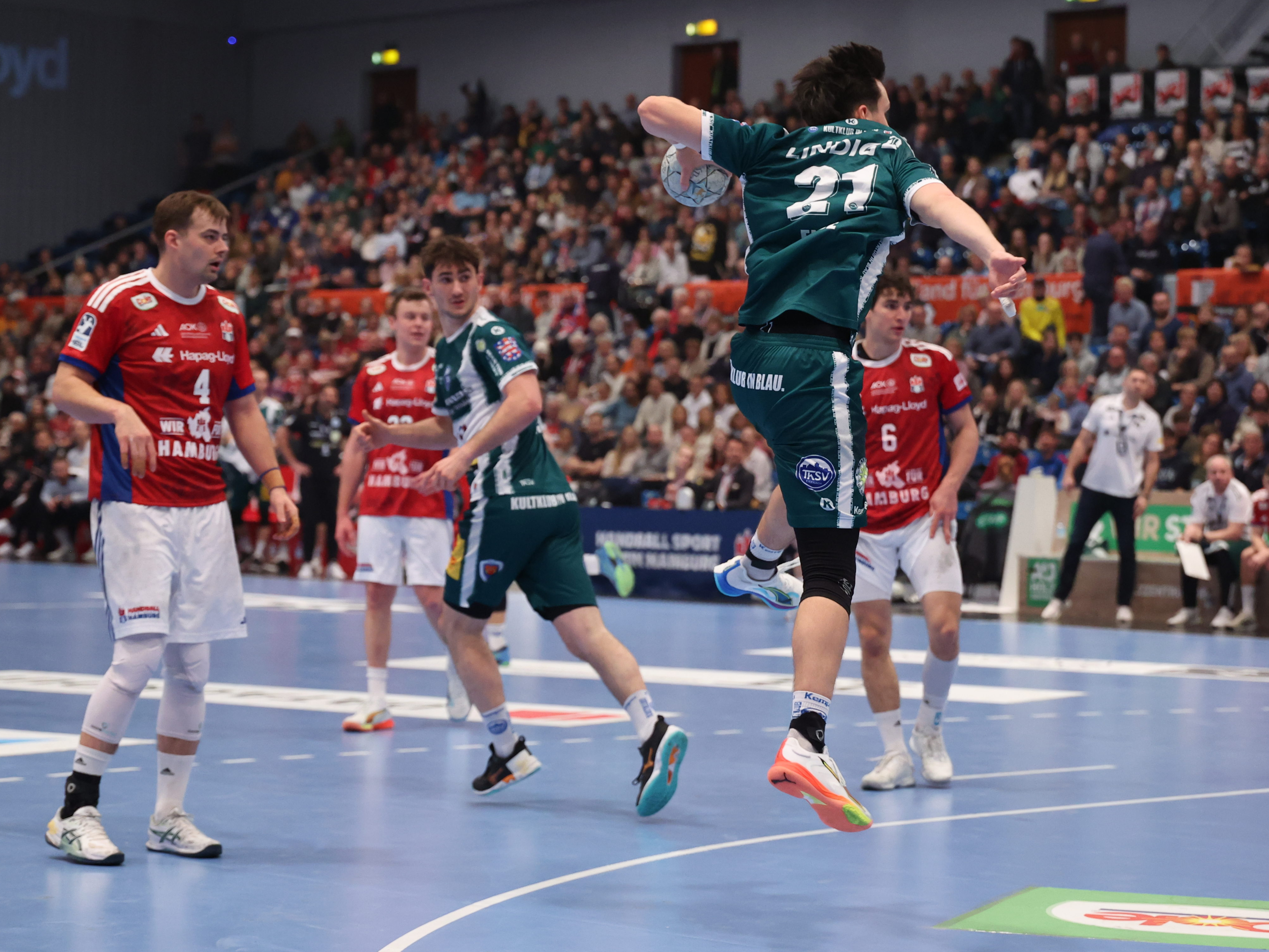 #21 Moritz Ende (RA) – ThSV Eisenach wirft aufs Tor.