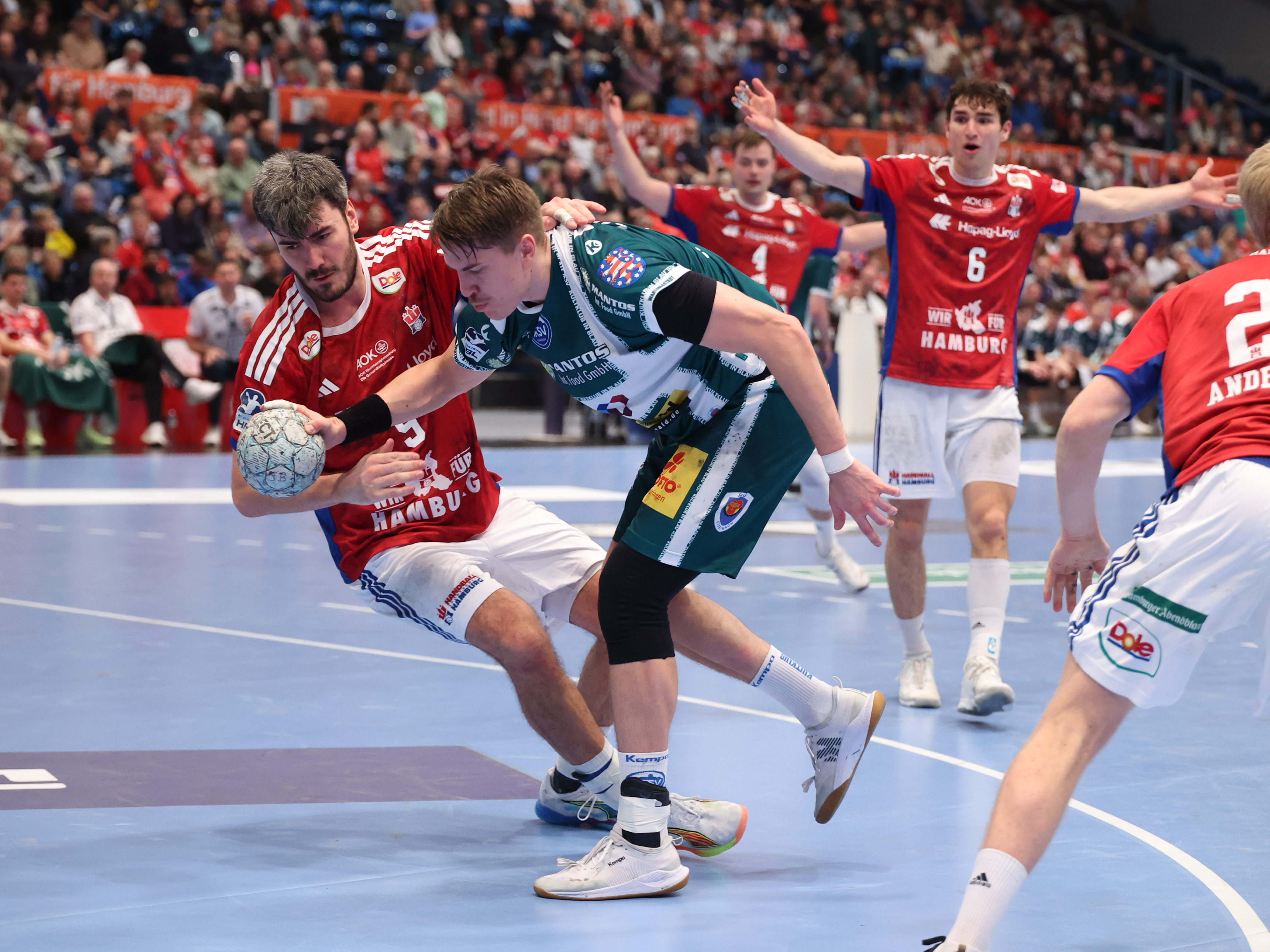 #9 Jacob Lassen (Rückraum rechts) – Handball Sport Verein Hamburg blockt #3 Oskar Joelsson (RR) – ThSV Eisenach
