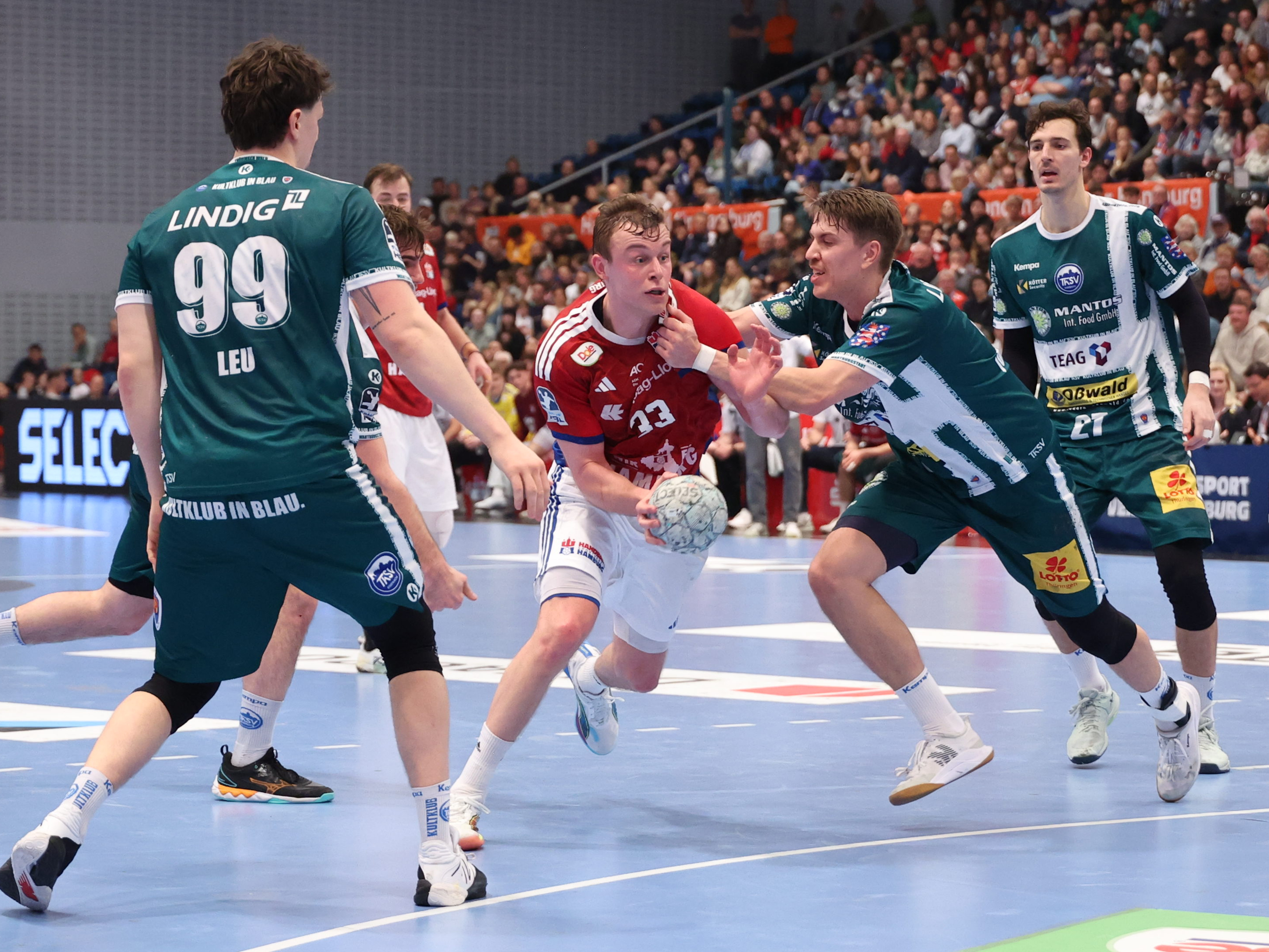 #33 Moritz Sauter (Rückraum Mitte) – Handball Sport Verein Hamburg im Angriff aufs Tor.