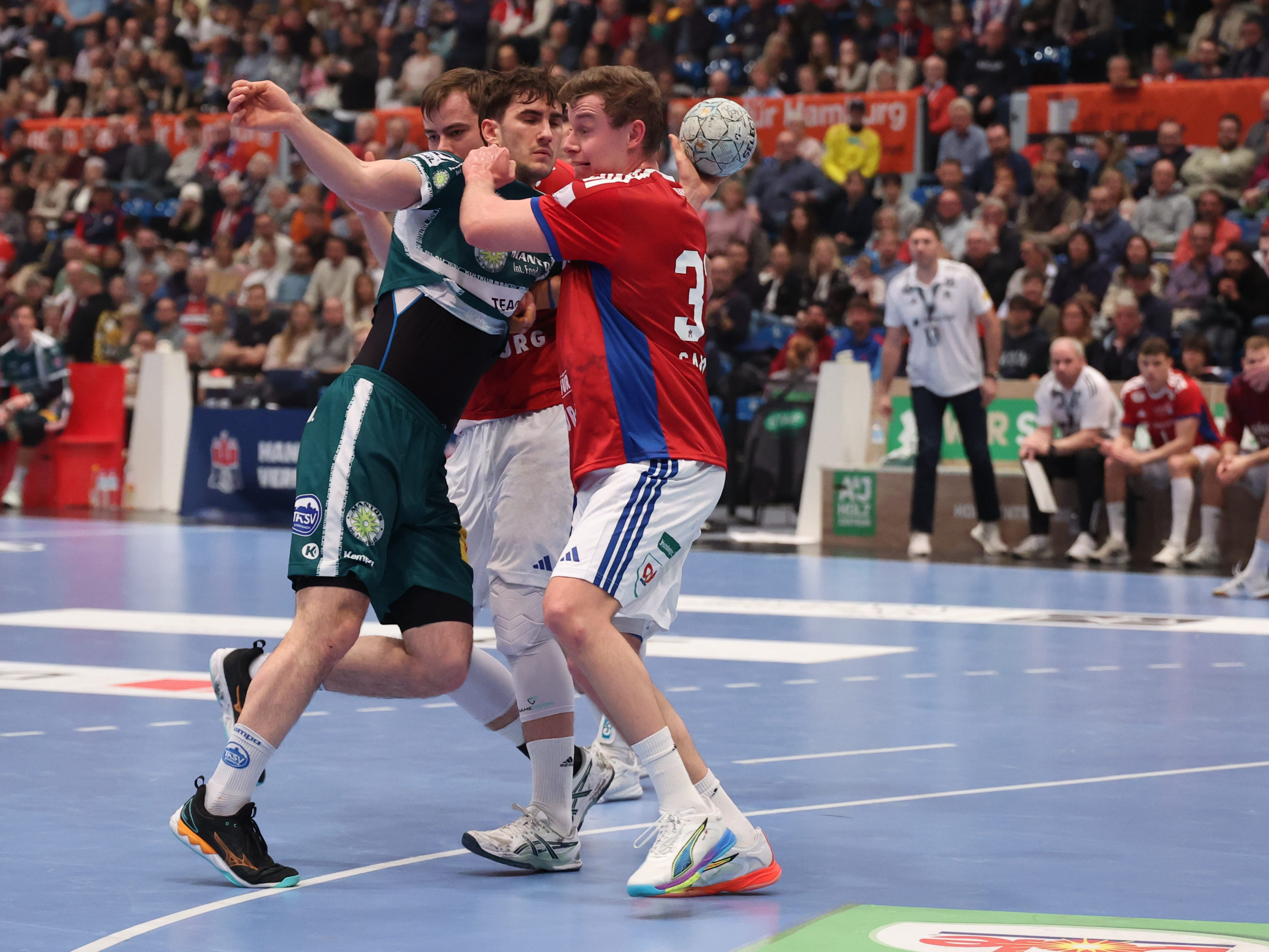 #33 Moritz Sauter (Rückraum Mitte) – Handball Sport Verein Hamburg blockt.
