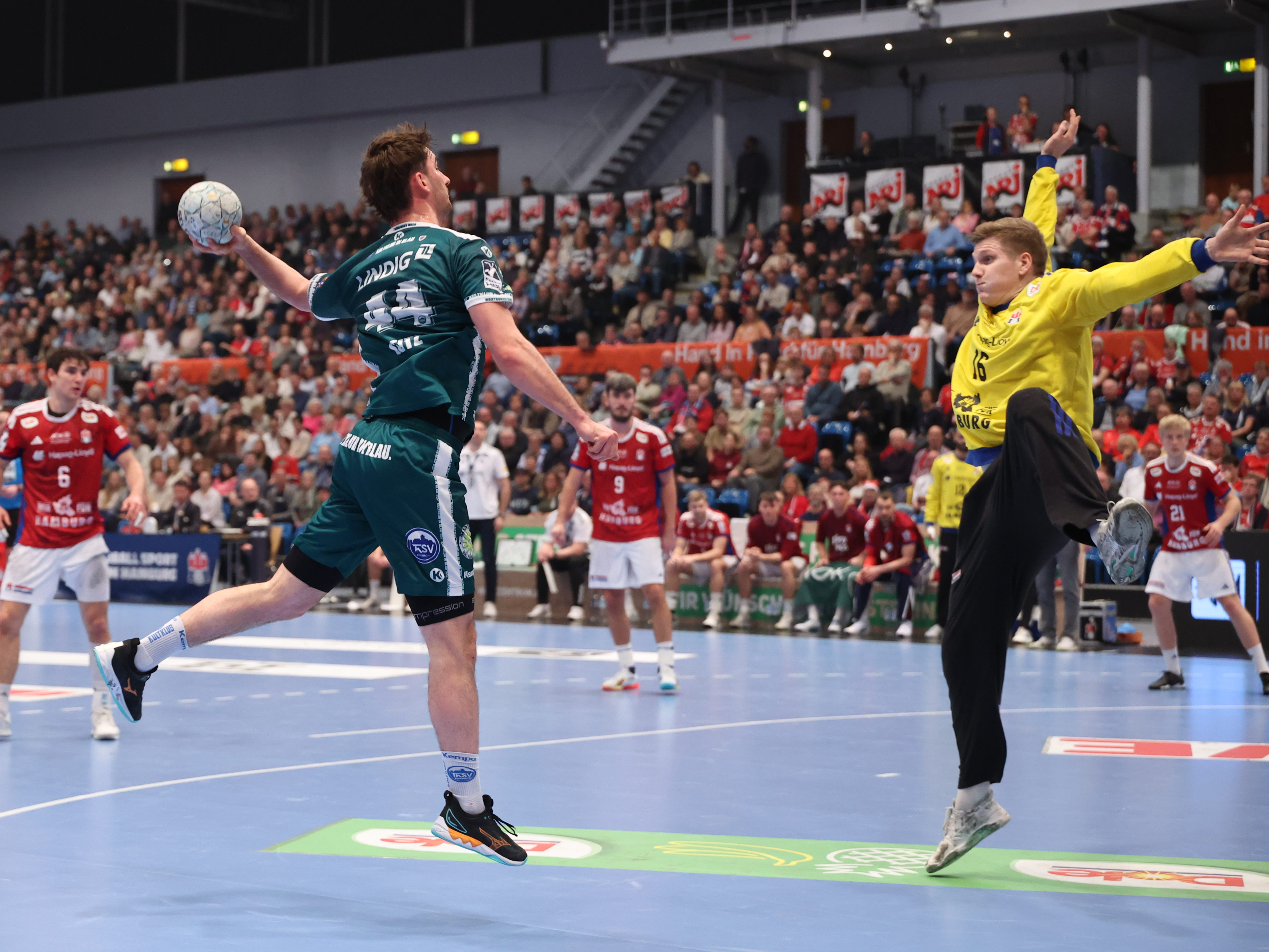 #44 Stephan Seitz (RR/RA) – ThSV Eisenach wirft aufs Tor. #16 Robin Haug (Torwart) – Handball Sport Verein Hamburg versucht den Ball zu blocken.