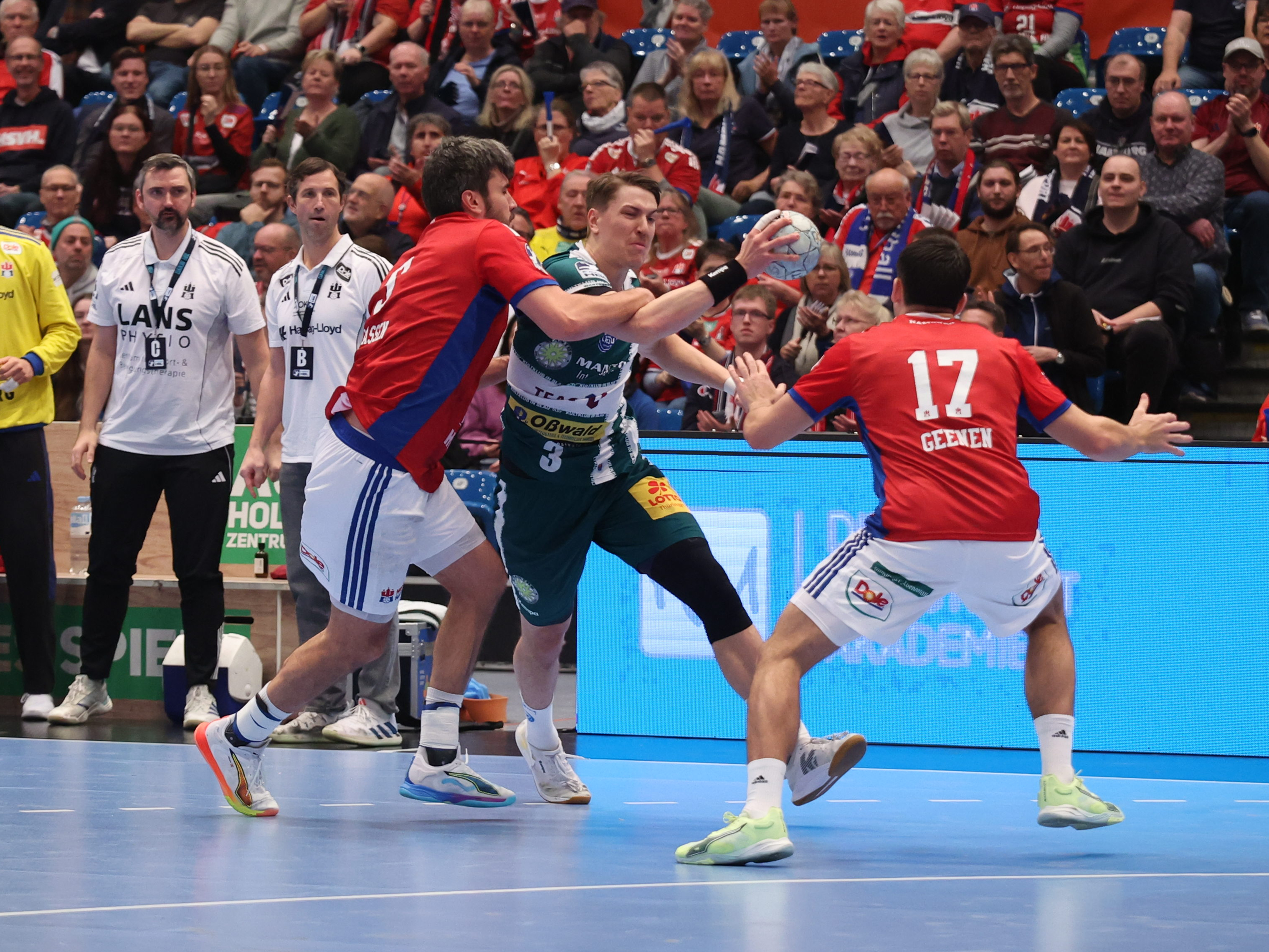 #3 Oskar Joelsson (RR) – ThSV Eisenach wird von #4 Andreas Magaard (Kreisläufer) – Handball Sport Verein Hamburg und #17 Kaj Geenen (Linksaußen) – Handball Sport Verein Hamburg geblockt.