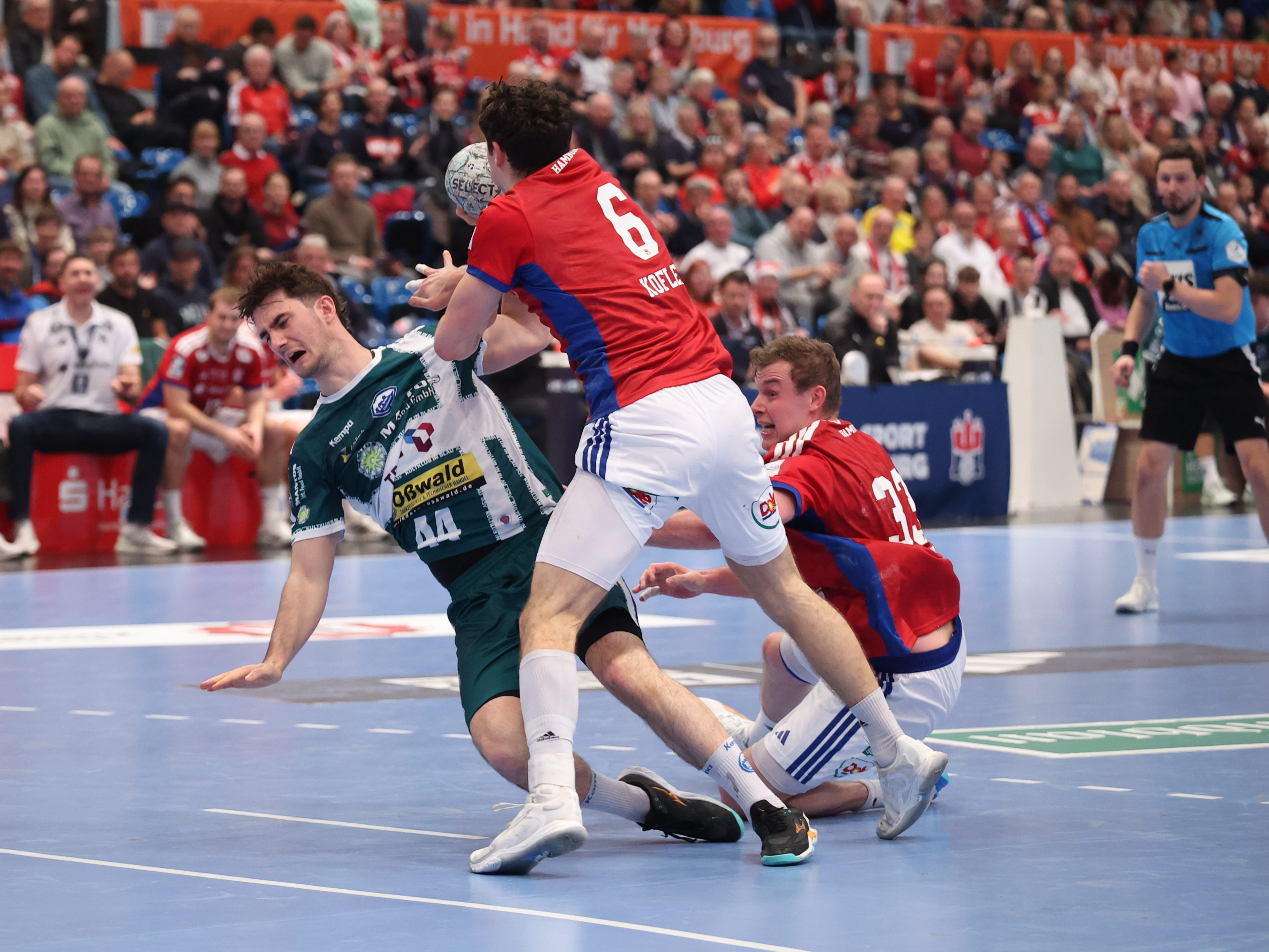 #44 Stephan Seitz (RR/RA) – ThSV Eisenach wird geblockt von #6 Elias Kofler (Rückraum Mitte) – Handball Sport Verein Hamburg und #33 Moritz Sauter (Rückraum Mitte) – Handball Sport Verein Hamburg