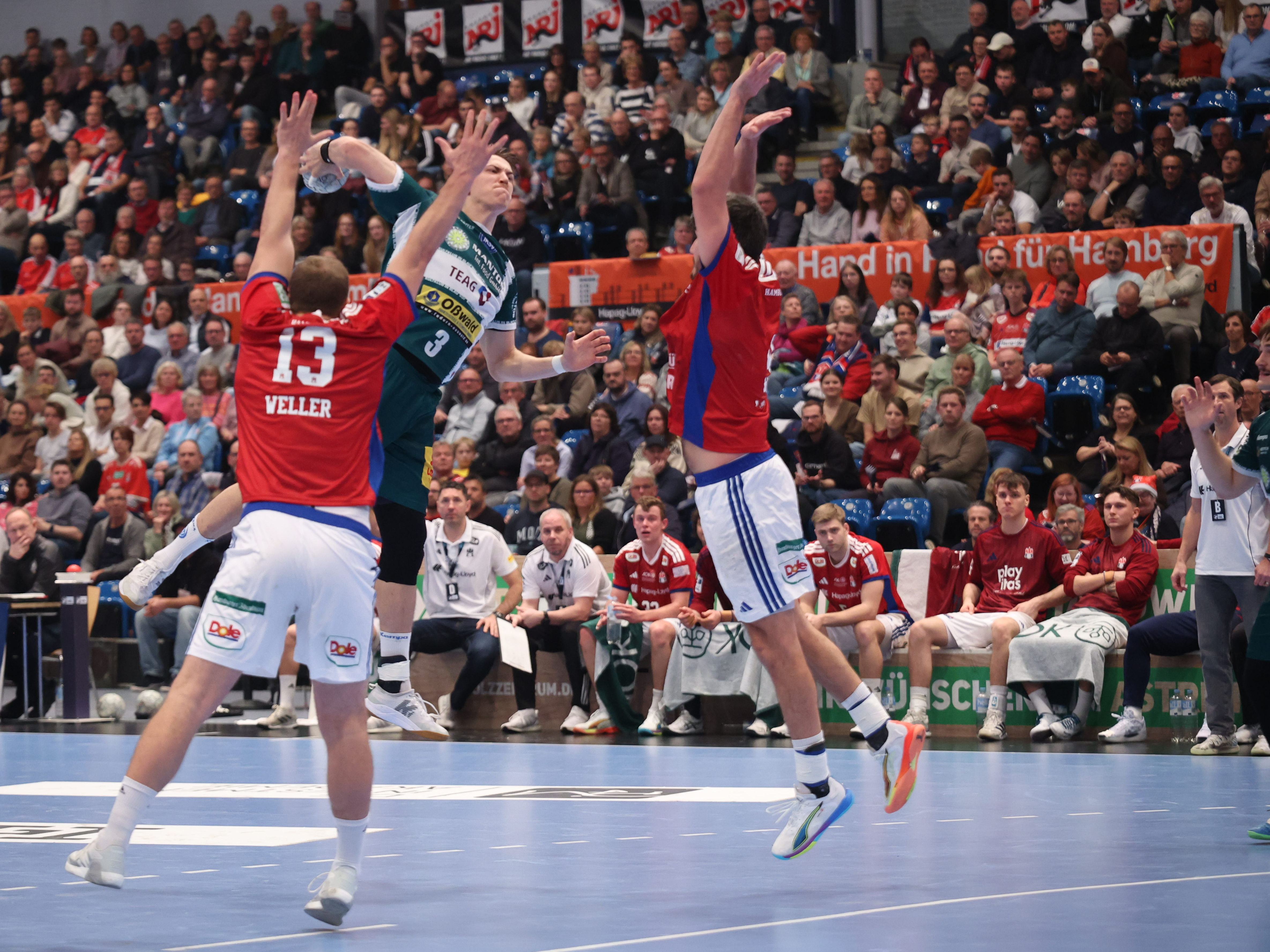 #3 Oskar Joelsson (RR) – ThSV Eisenach wirft durch die Deckung. #13 Niklas Weller (Kreisläufer) – Handball Sport Verein Hamburg ohne Chance.