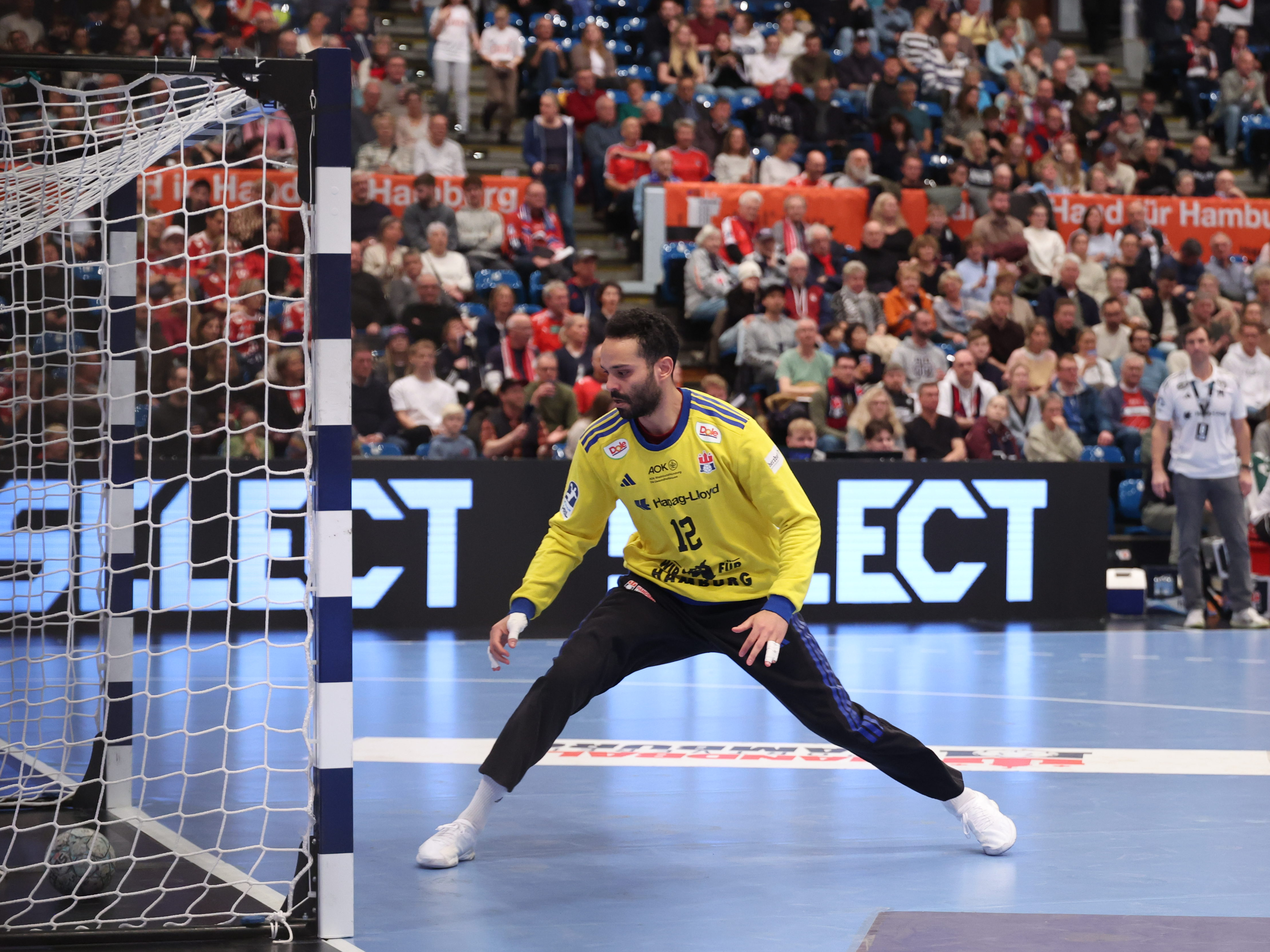 #12 Mohamed El-Tayar (Torwart) – Handball Sport Verein Hamburg chancen los.