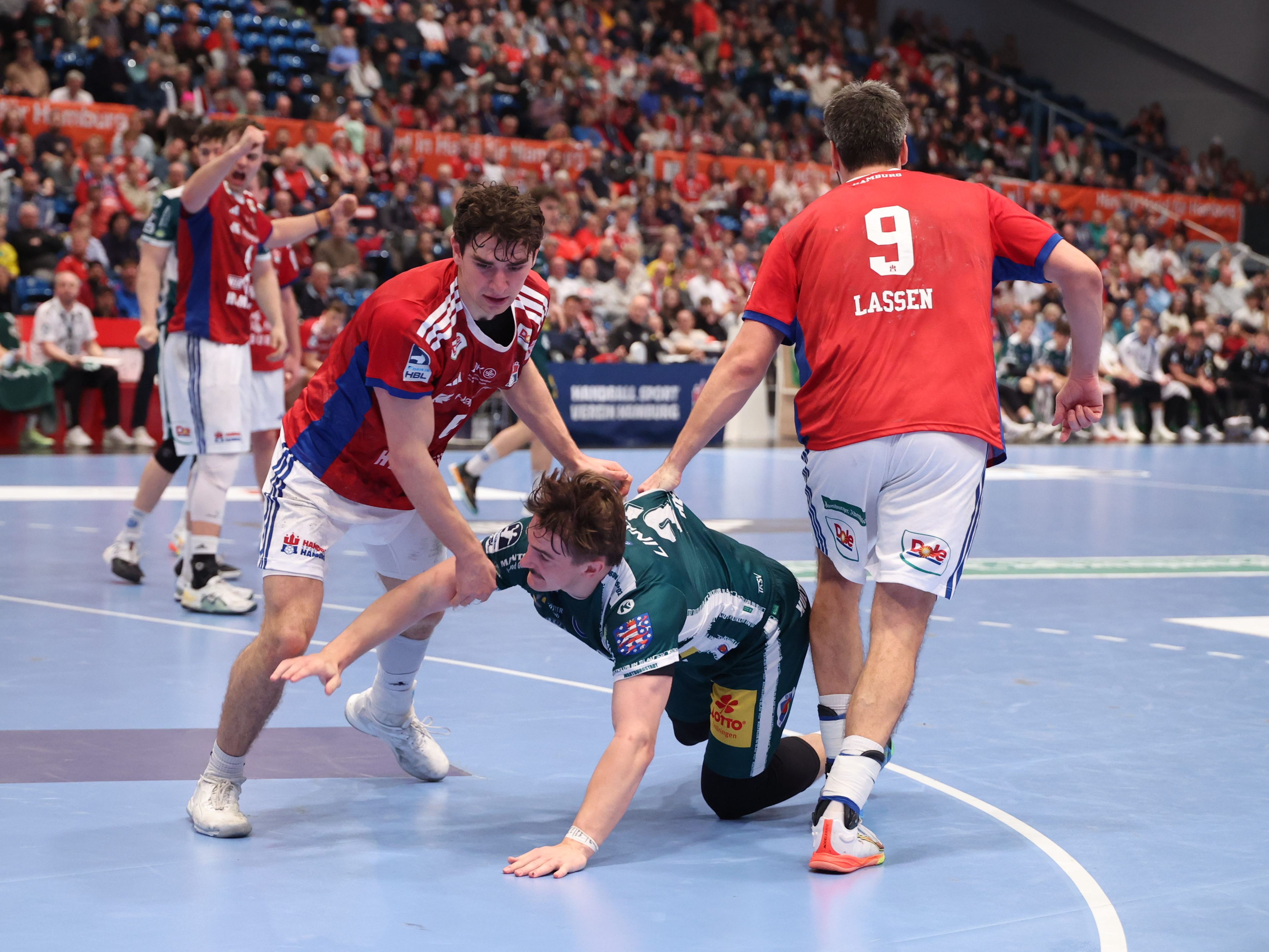 #27 Philipp Meyer (Kreis) – ThSV Eisenach wird von #9 Jacob Lassen (Rückraum rechts) – Handball Sport Verein Hamburg geblockt.