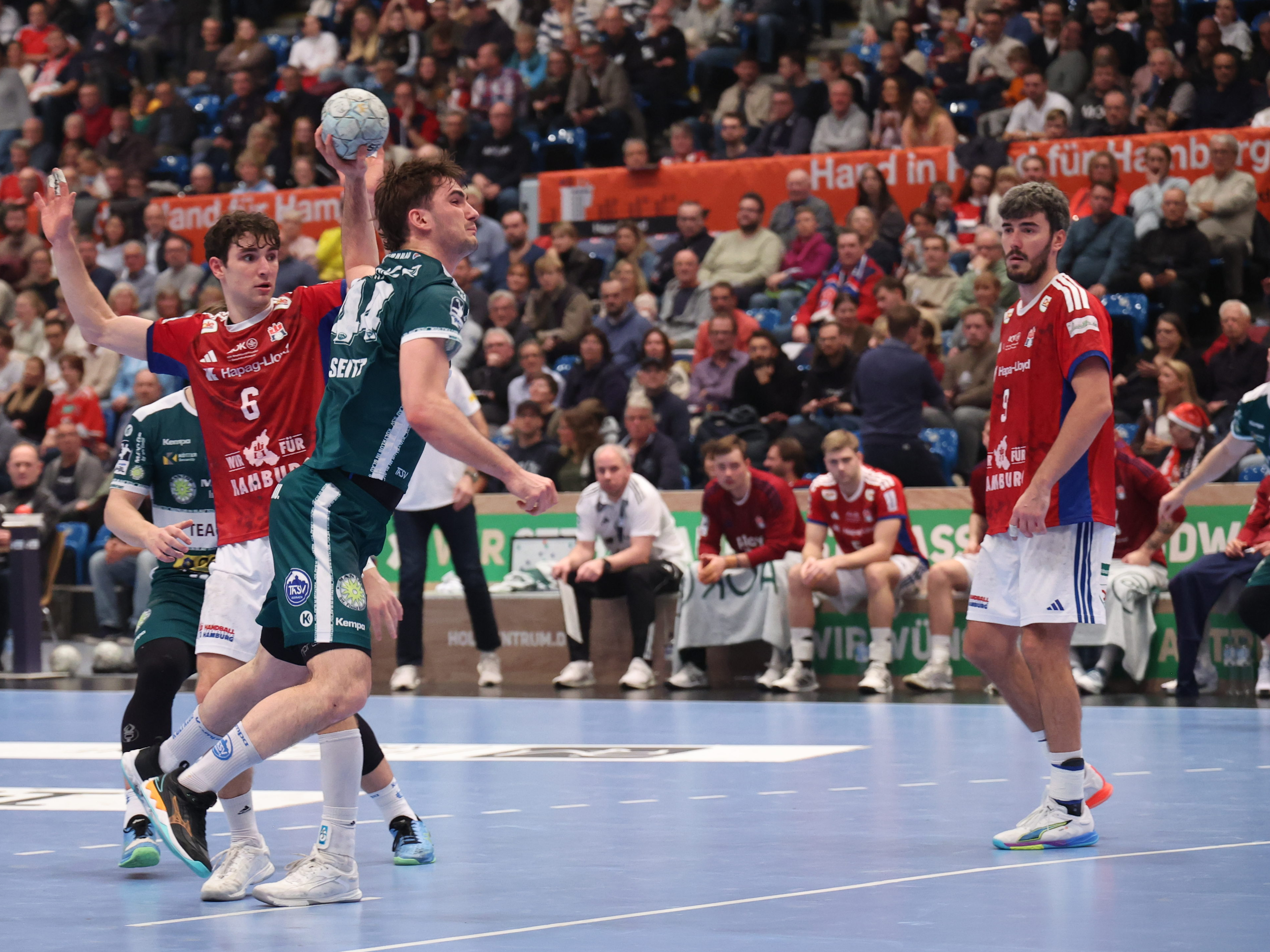 #44 Stephan Seitz (RR/RA) – ThSV Eisenach im Angriff aufs Tor.