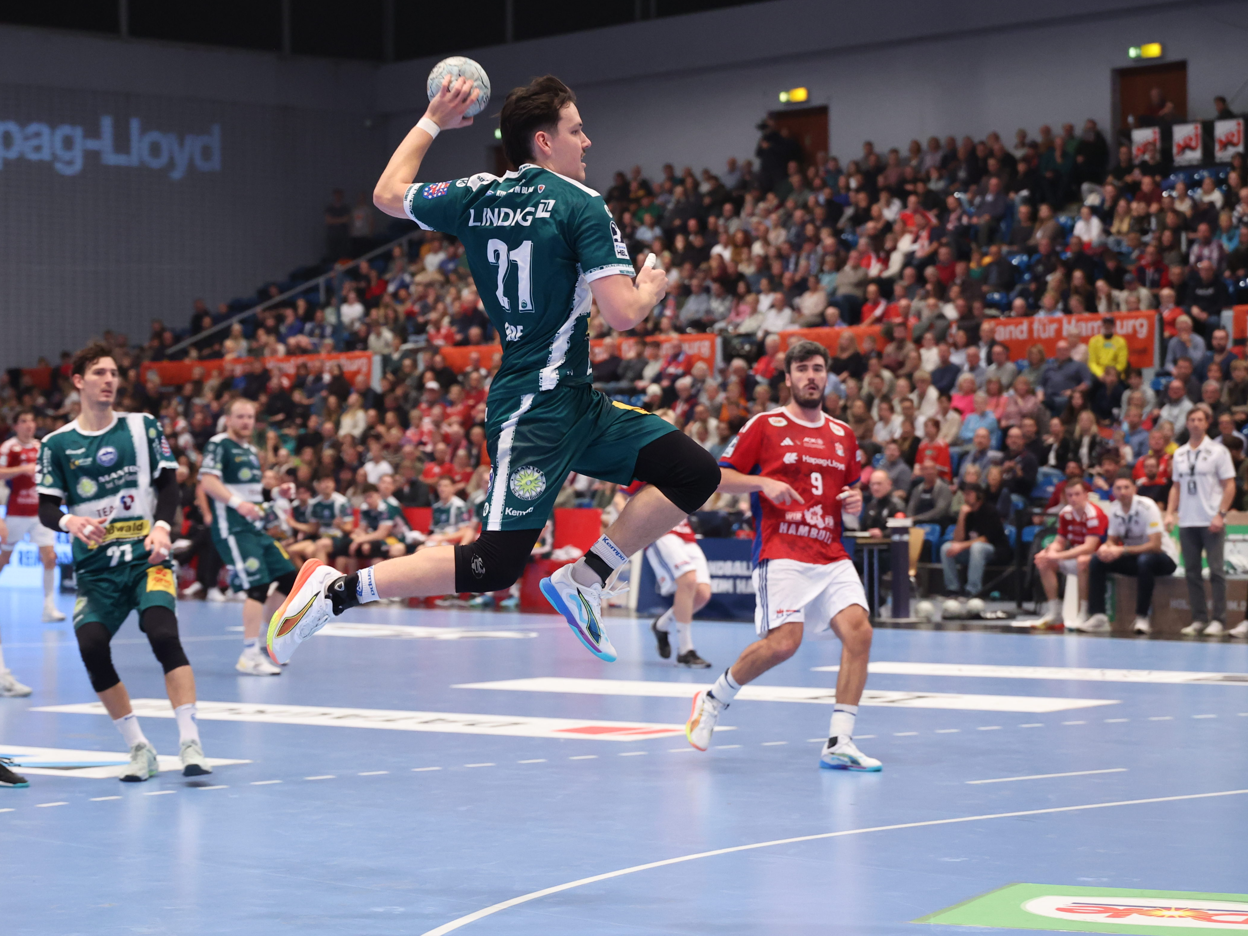 #21 Moritz Ende (RA) – ThSV Eisenach im Sprungwurf aufs Tor.
