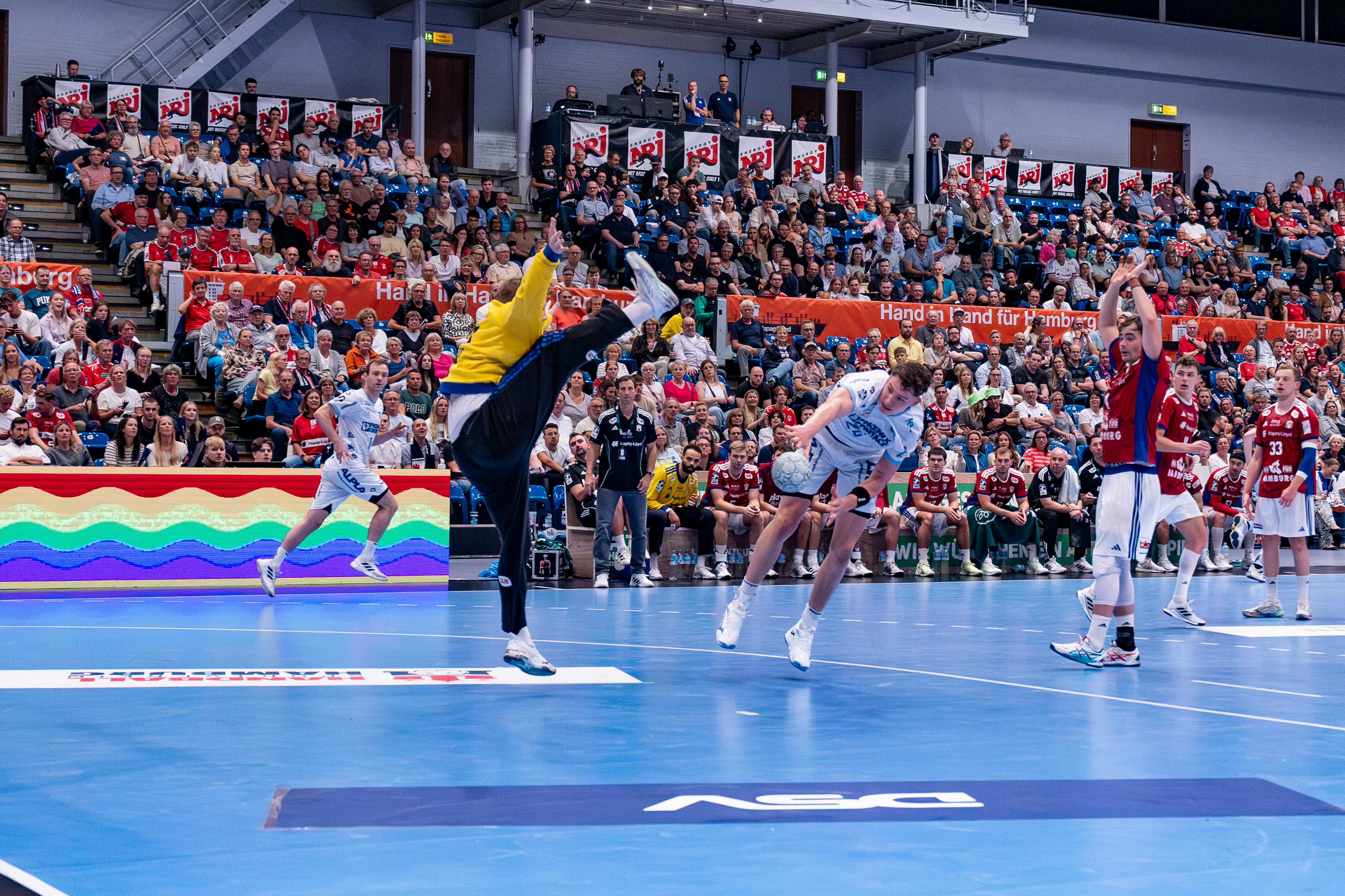 #16 Robin Haug (Torwart) – Handball Sport Verein Hamburg no chane to block the ball for a goal from #24 Joel Willecke (Kreisläufer) – TBV Lemgo Lippe