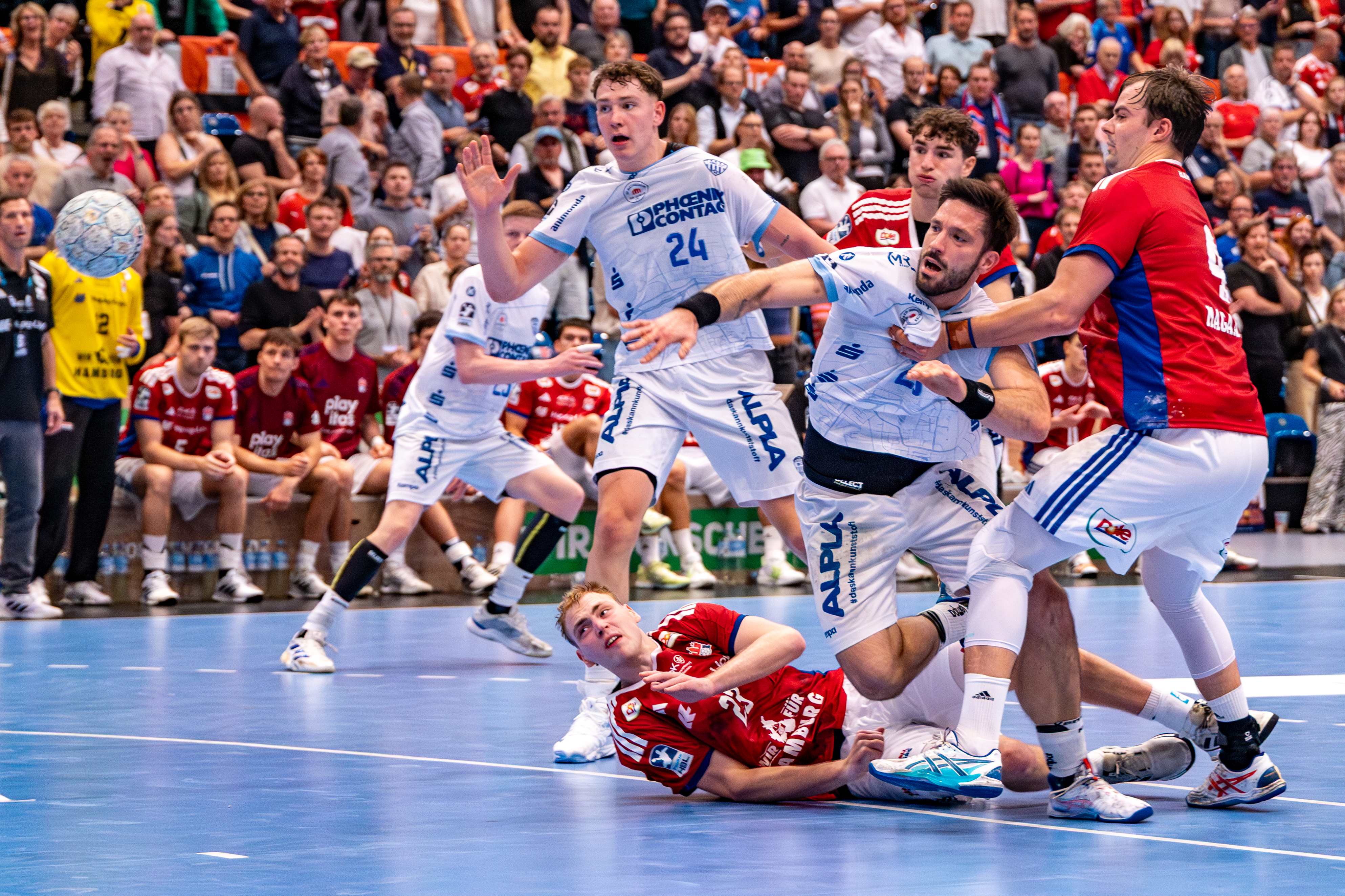 #4 Andreas Magaard (Kreisläufer) – Handball Sport Verein Hamburg blockt #4 Samuel Zehnder (Linksaußen) – TBV Lemgo Lippe HSV Hamburg vs Lemgo Lippe, Handball, DAIKIN HBL , WEEK 5, 2025/26, 19.09.2025,