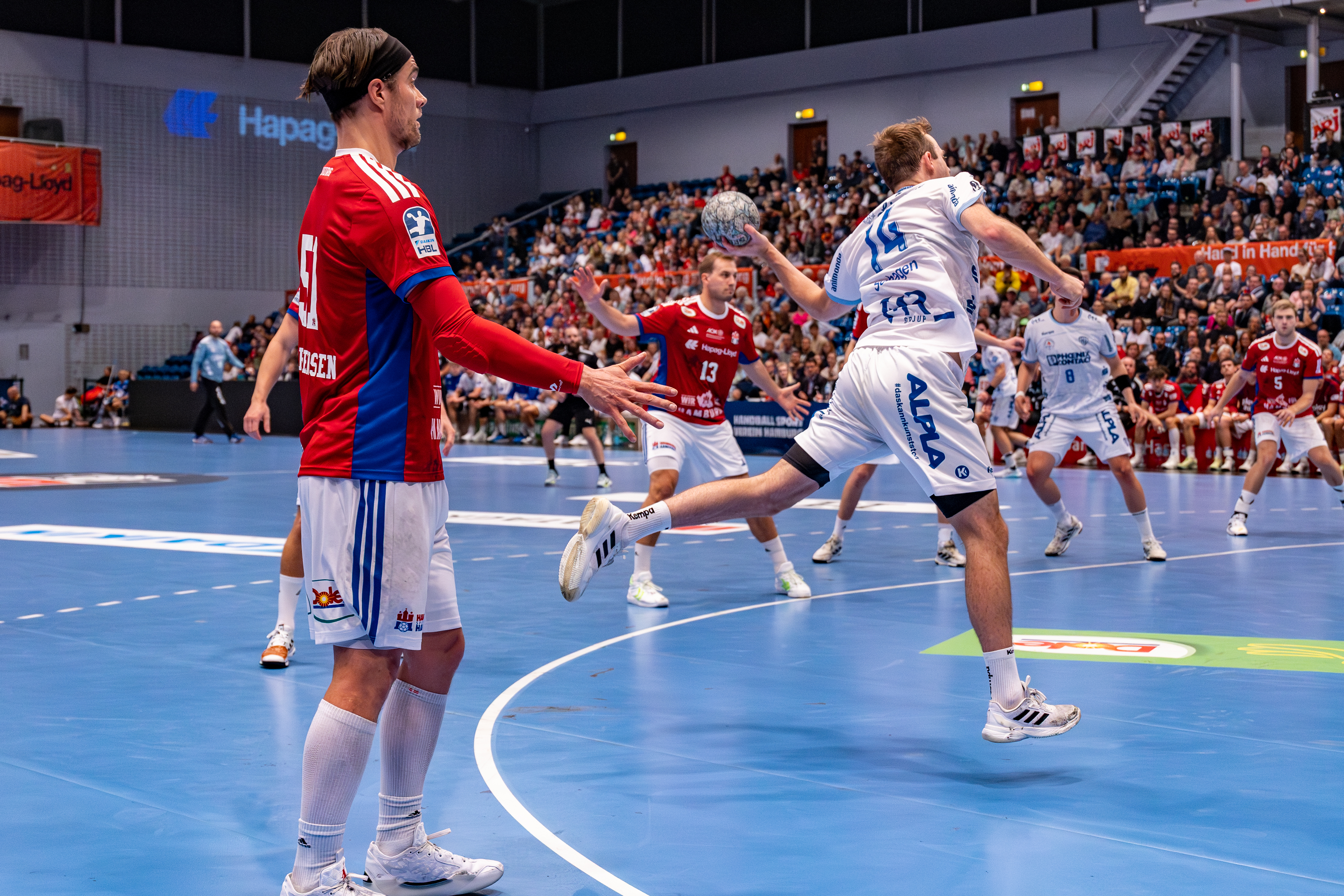 #14 Bobby Schagen (Rechtsaußen) – TBV Lemgo Lippe shoots at goal