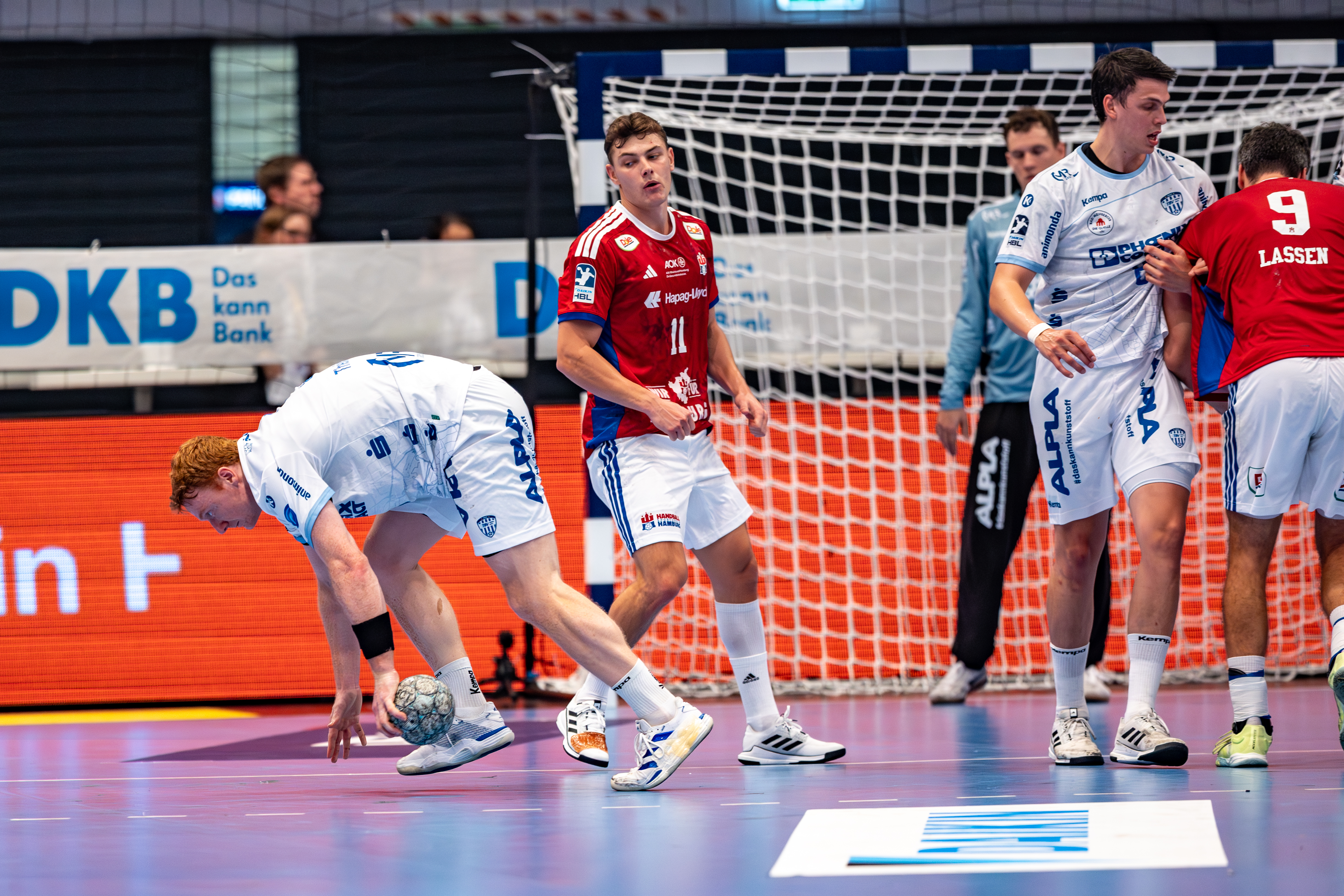 #3 Nicolai Theilinger (Rückraum rechts) – TBV Lemgo Lippe and #11 Nicolaj Jørgensen (Rückraum Mitte) – Handball Sport Verein Hamburg