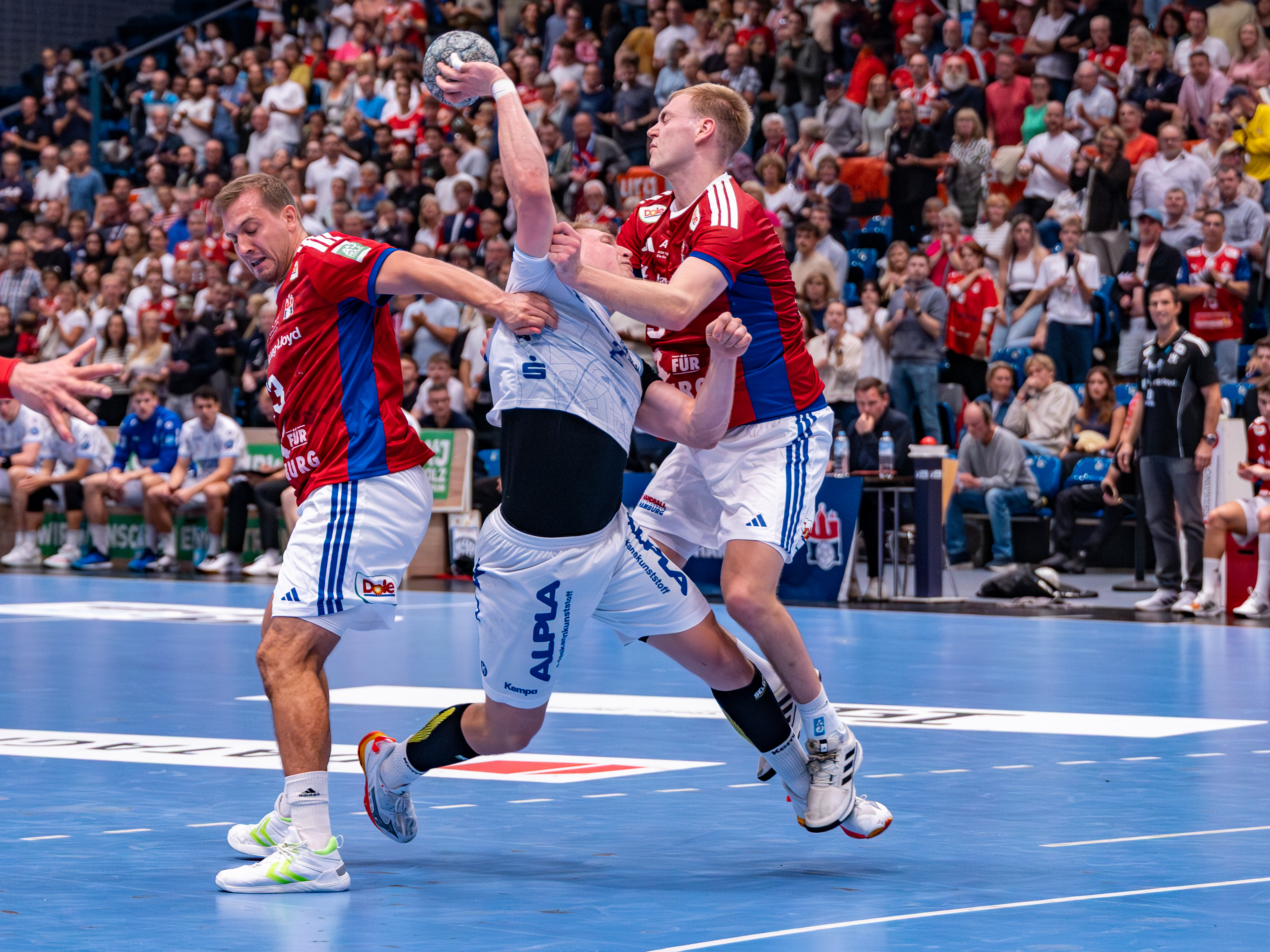 #23 Einar Þorsteinn Ólafsson (Rückraum links) – Handball Sport Verein Hamburg and #13 Niklas Weller (Kreisläufer) – Handball Sport Verein Hamburg block #2 Lukas Hutecek (Rückraum links) – TBV Lemgo Lippe
