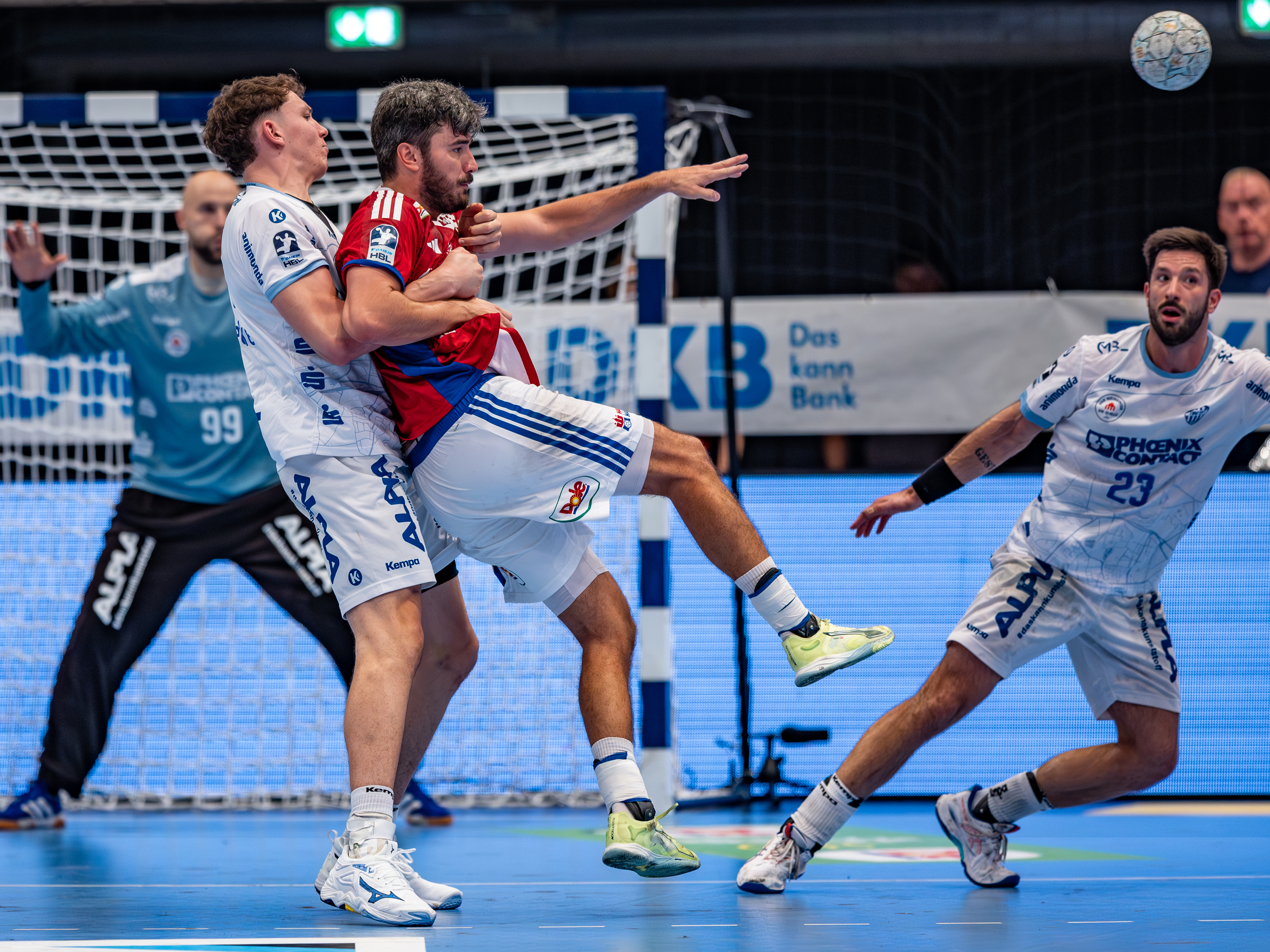 #9 Jacob Lassen (Rückraum rechts) – Handball Sport Verein Hamburg passing the ball.