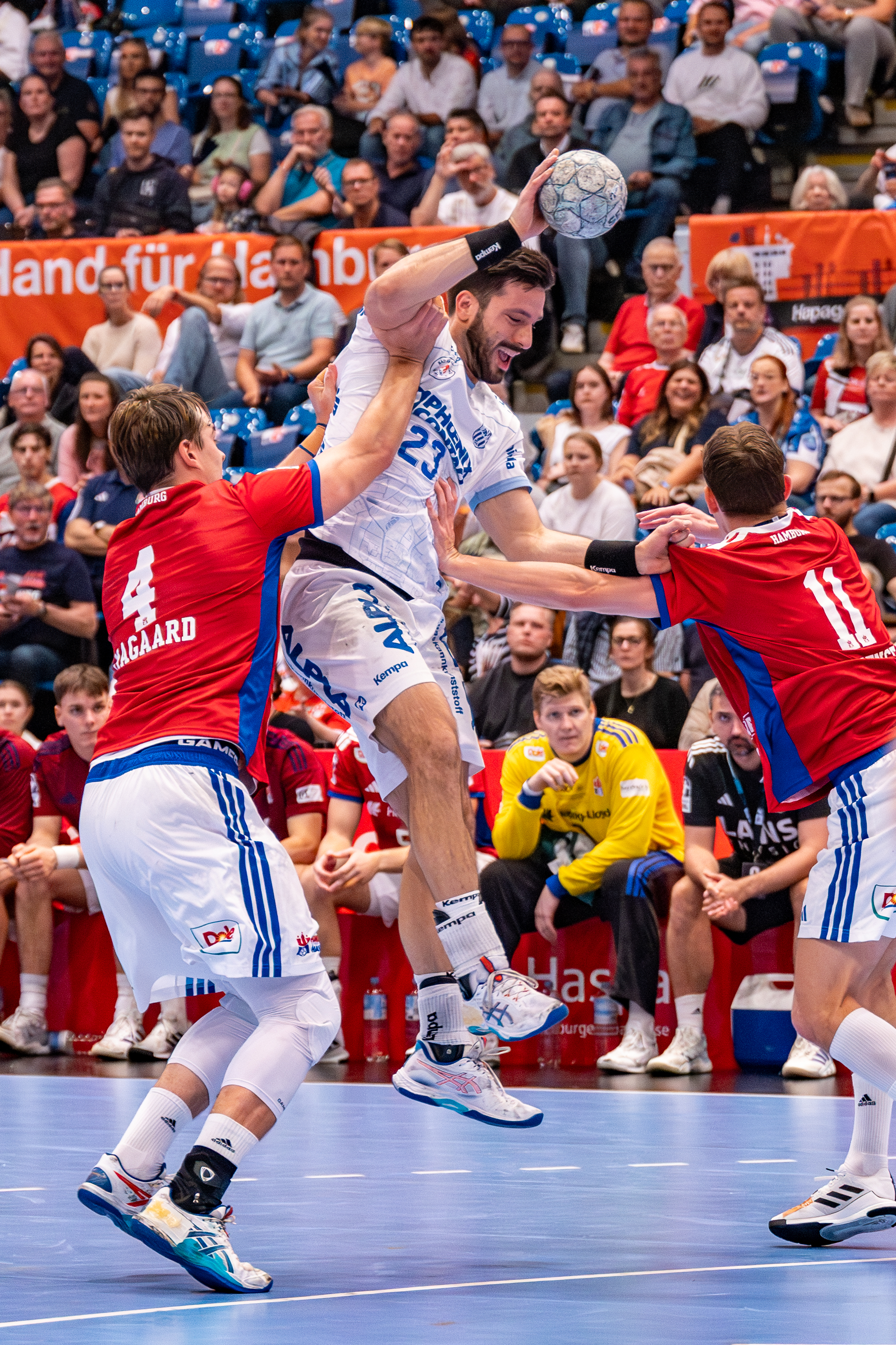 #11 Nicolaj Jørgensen (Rückraum Mitte) – Handball Sport Verein Hamburg and #4 Andreas Magaard (Kreisläufer) – Handball Sport Verein Hamburg block #23 Tim Suton (Rückraum Mitte) – TBV Lemgo Lippe