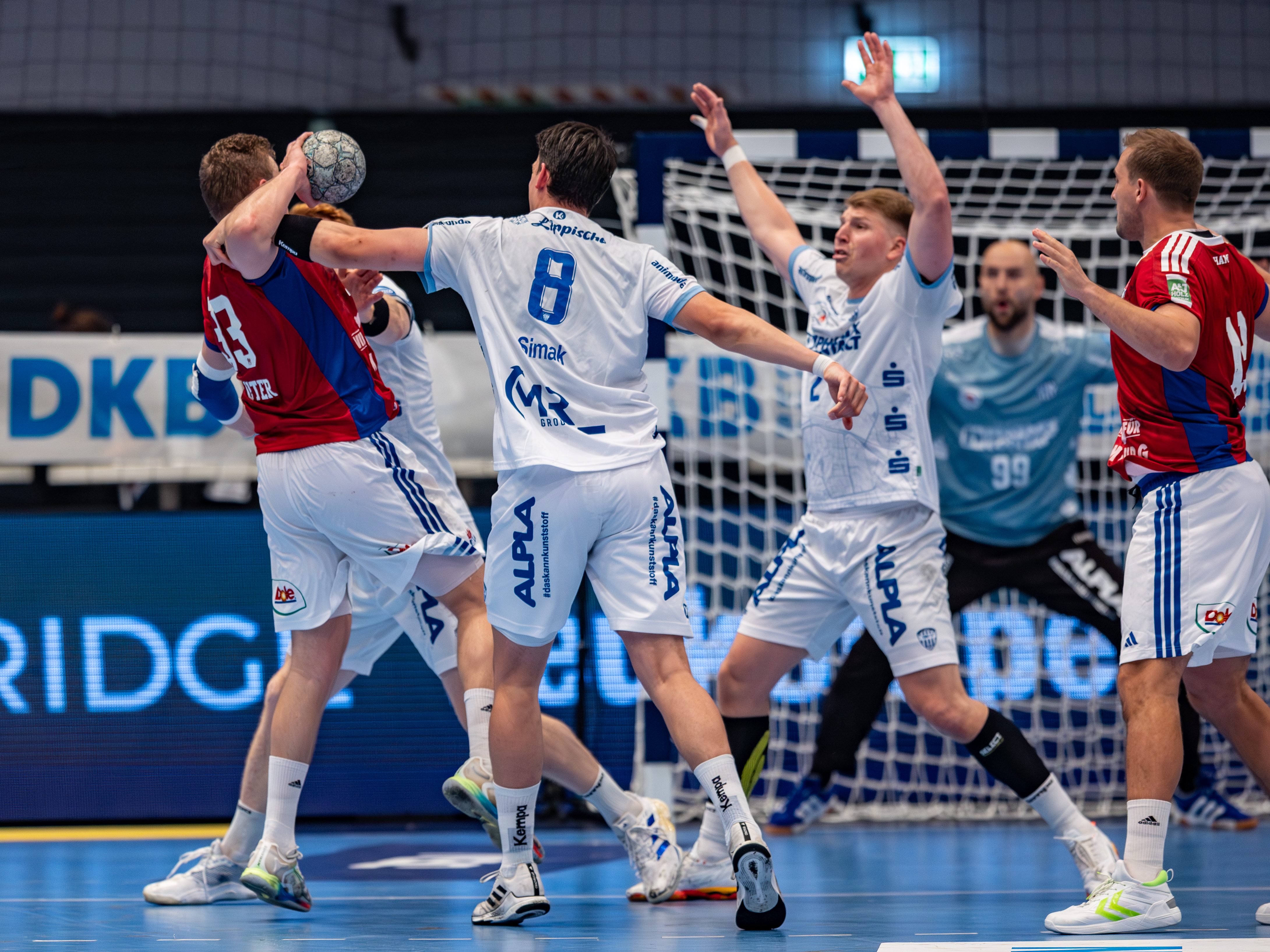 #8 Frederik Simak (Linksaußen) – TBV Lemgo Lippe block #33 Moritz Sauter (Rückraum Mitte) – Handball Sport Verein Hamburg