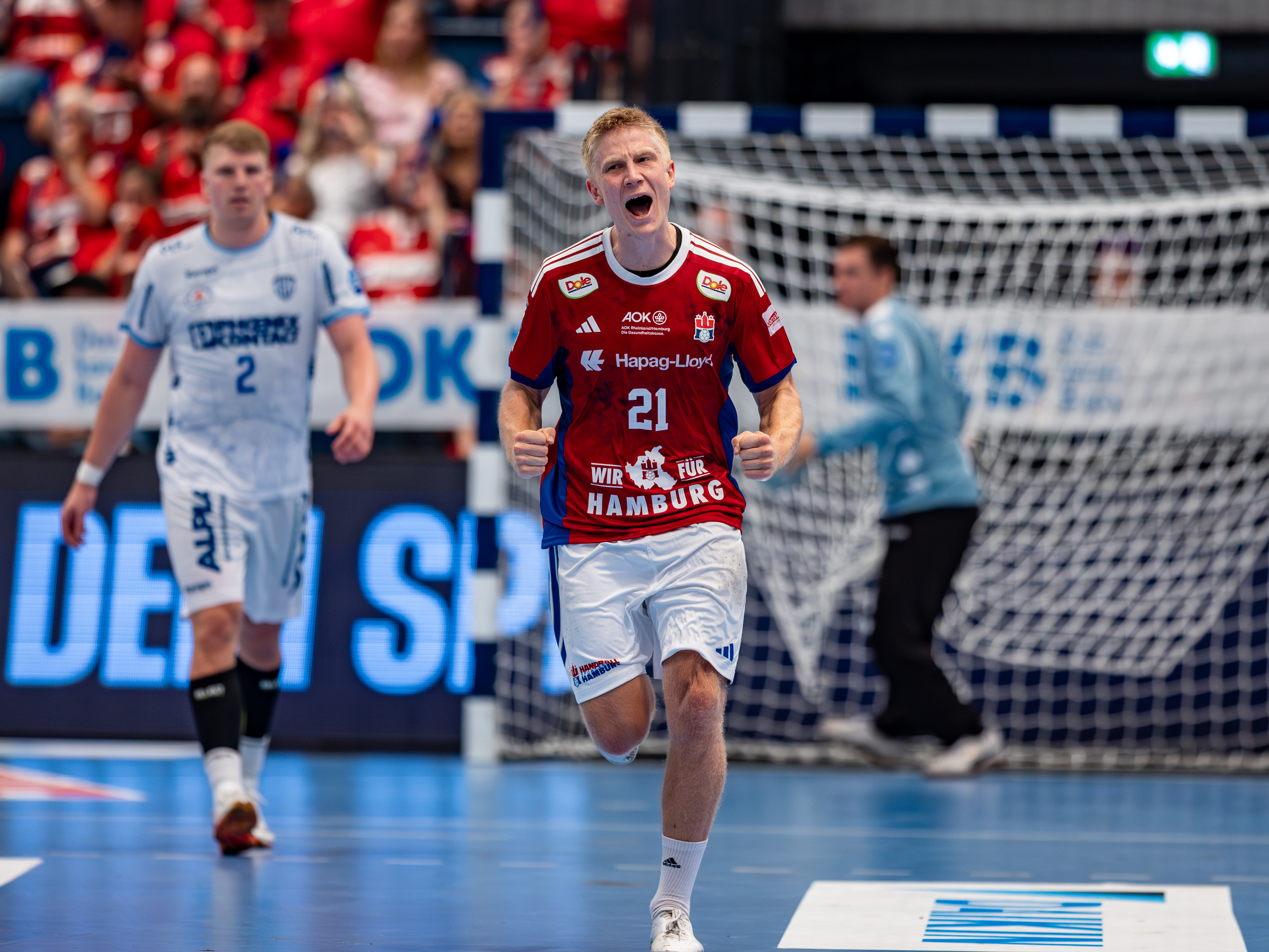 #21 Frederik Bo Andersen (Rechtsaußen) – Handball Sport Verein Hamburg celebration after goal.