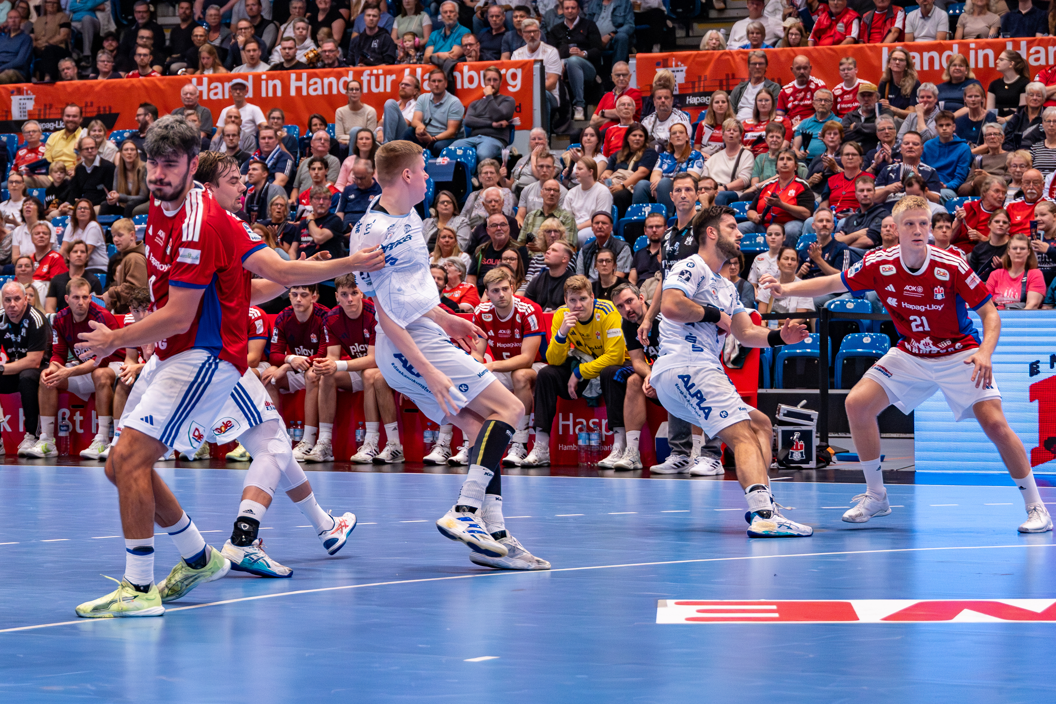 #4 Andreas Magaard (Kreisläufer) – Handball Sport Verein Hamburg block #2 Lukas Hutecek (Rückraum links) – TBV Lemgo Lippe