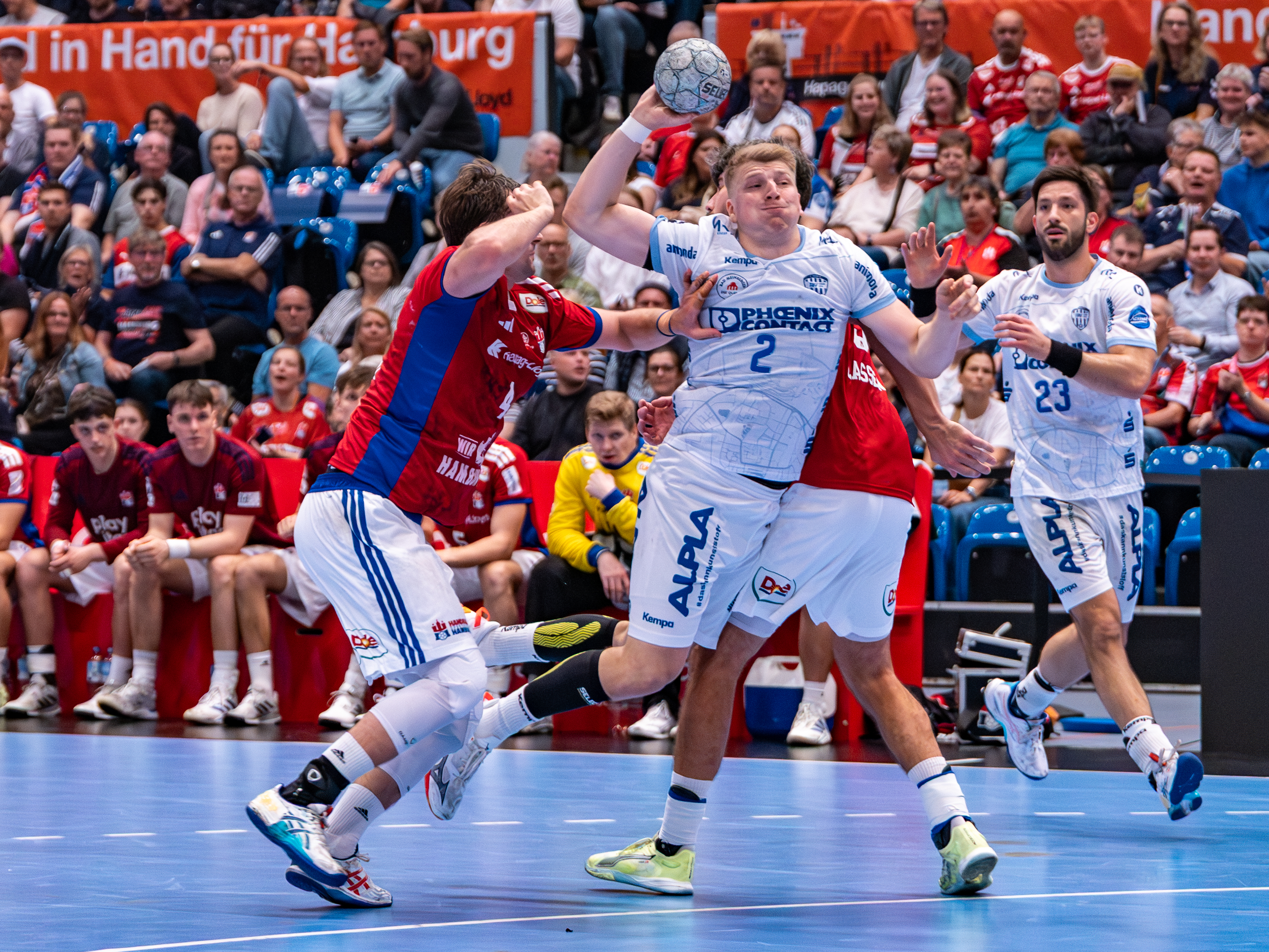 #4 Andreas Magaard (Kreisläufer) – Handball Sport Verein Hamburg and #9 Jacob Lassen (Rückraum rechts) – Handball Sport Verein Hamburg block #2 Lukas Hutecek (Rückraum links) – TBV Lemgo Lippe