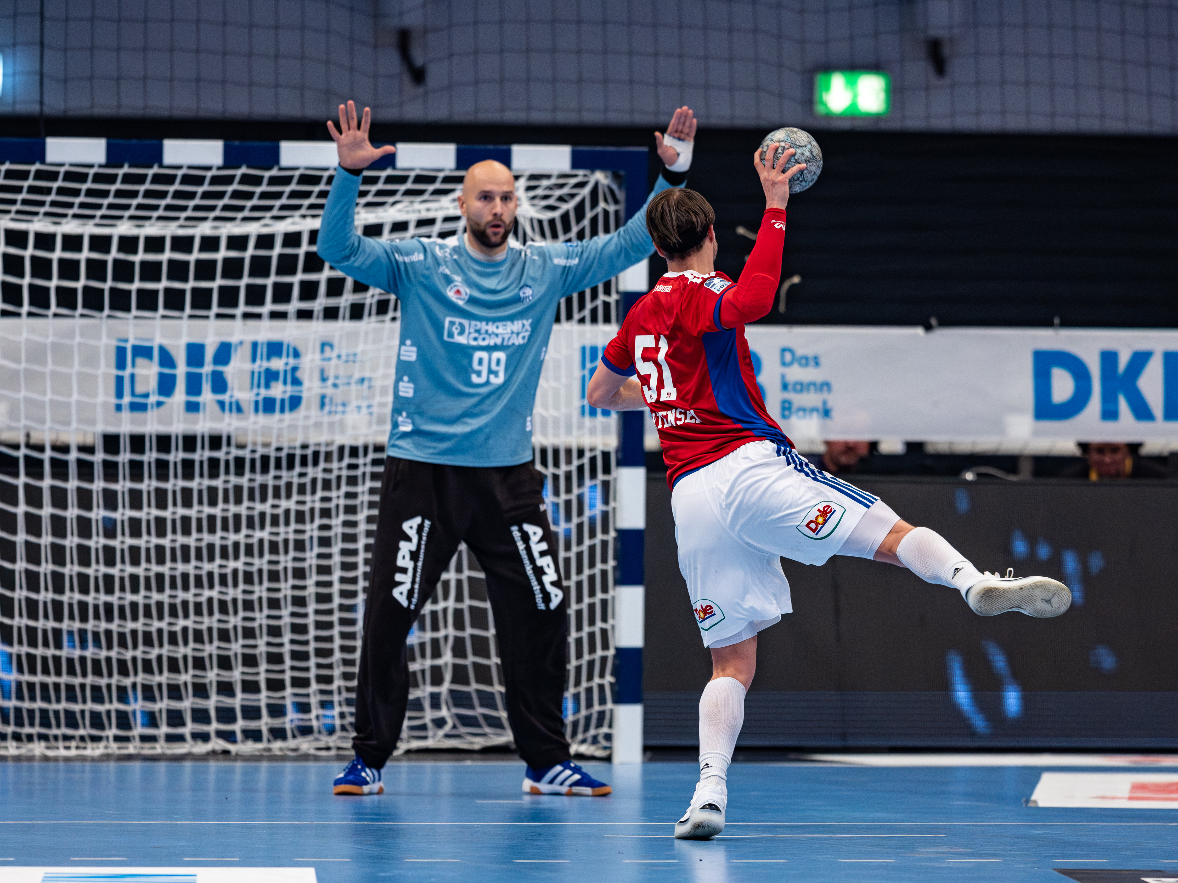 7 Meter #51 Casper U. Mortensen (Linksaußen) – Handball Sport Verein Hamburg shoots at goal from #99 Urh Kastelic (Torwart) – TBV Lemgo Lippe