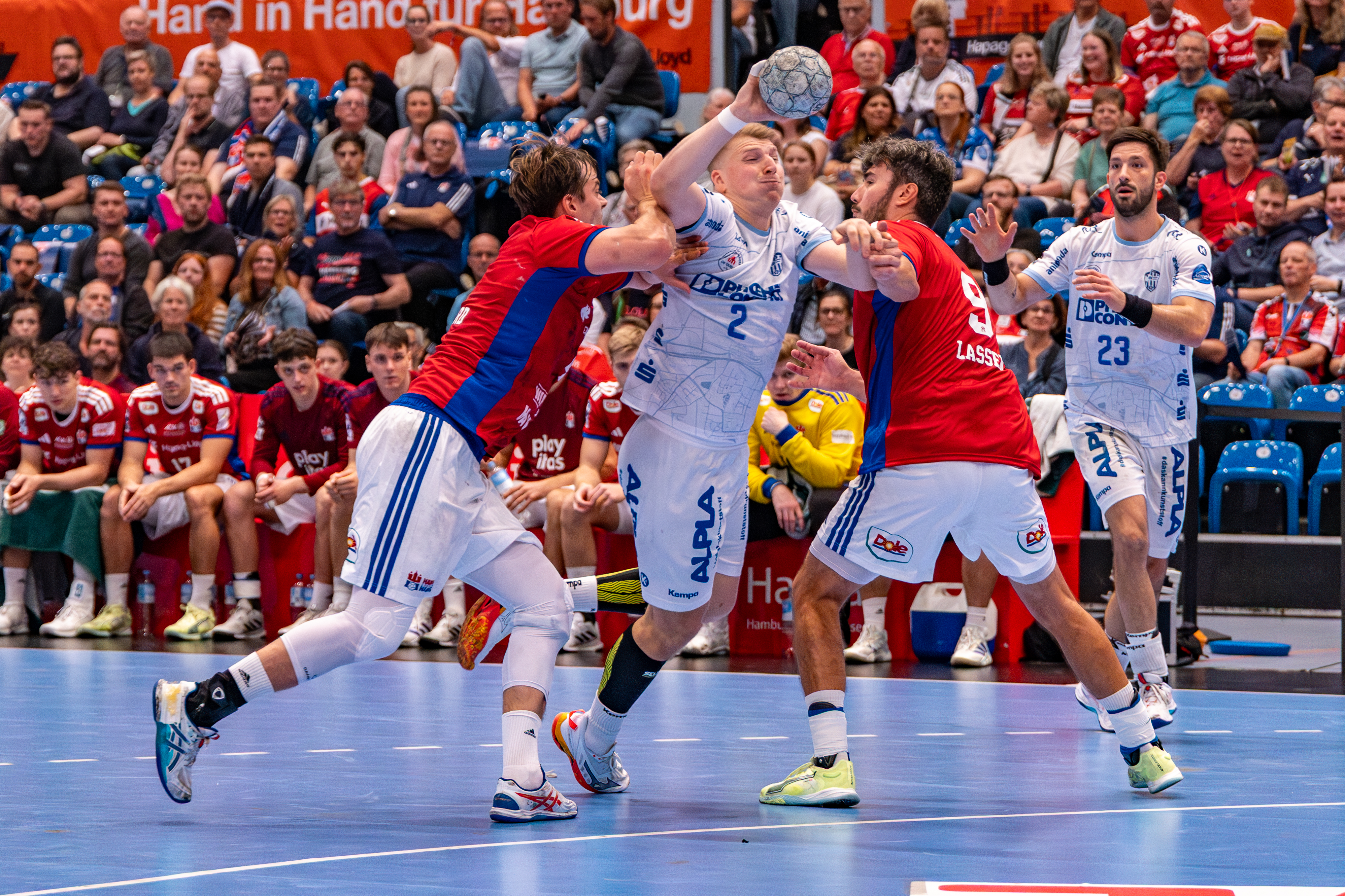 #4 Andreas Magaard (Kreisläufer) – Handball Sport Verein Hamburg and #9 Jacob Lassen (Rückraum rechts) – Handball Sport Verein Hamburg blockt #2 Lukas Hutecek (Rückraum links) – TBV Lemgo Lippe HSV Hamburg vs Lemgo Lippe, Handball, DAIKIN HBL , WEEK 5, 2025/26, 19.09.2025,