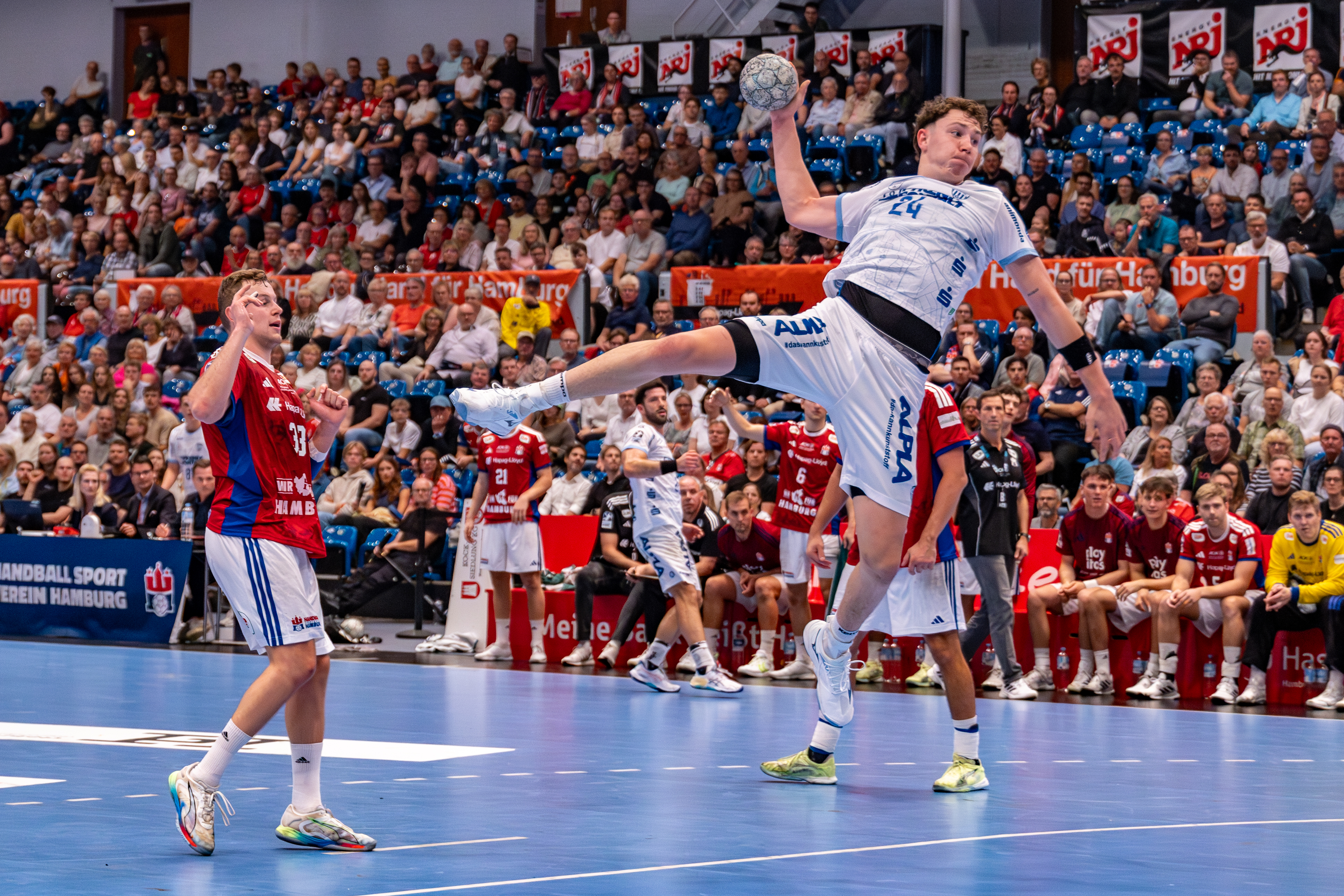 #24 Joel Willecke (Kreisläufer) – TBV Lemgo Lippe jump goal