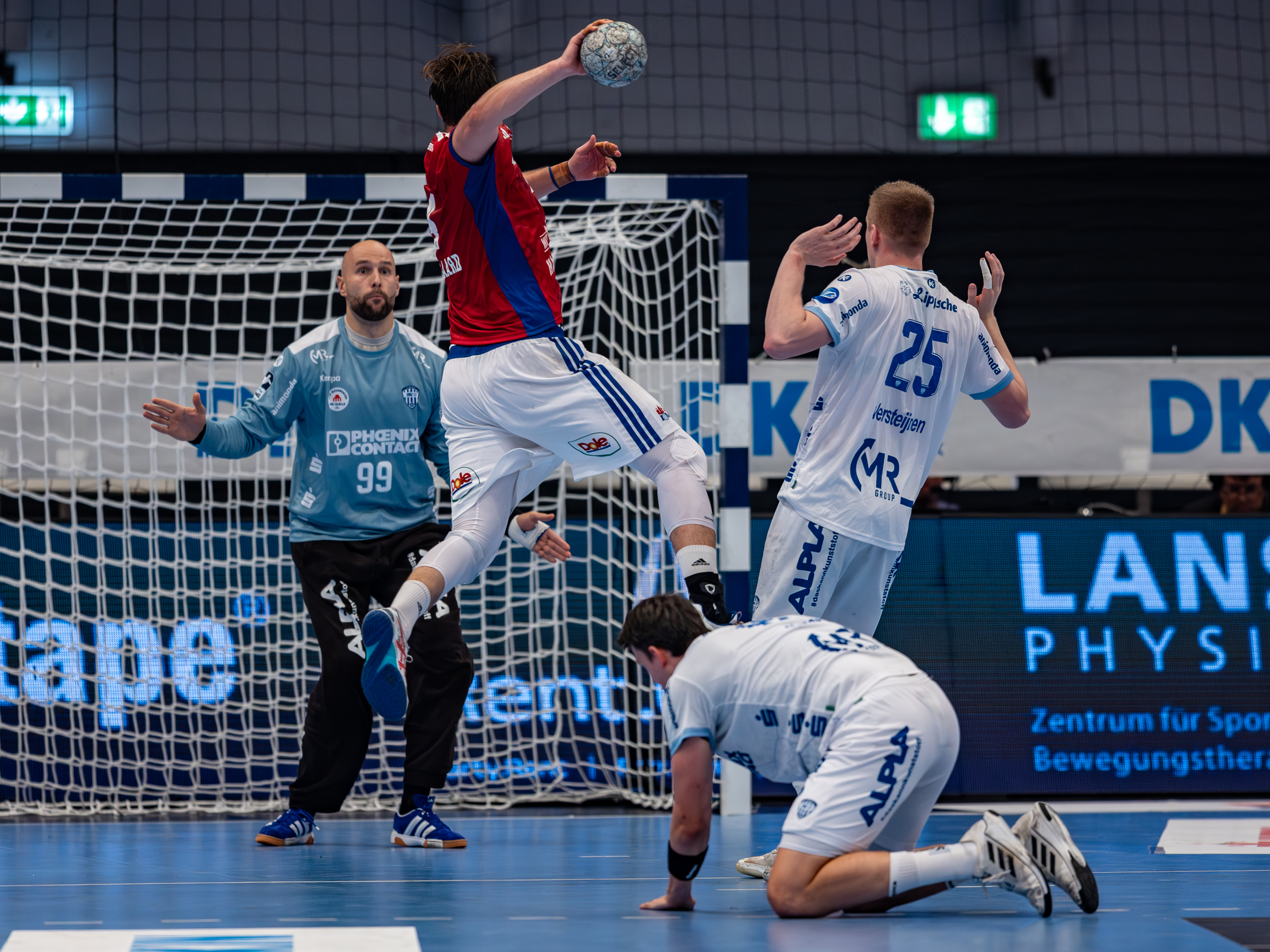 #4 Andreas Magaard (Kreisläufer) – Handball Sport Verein Hamburg shoots at goal.
