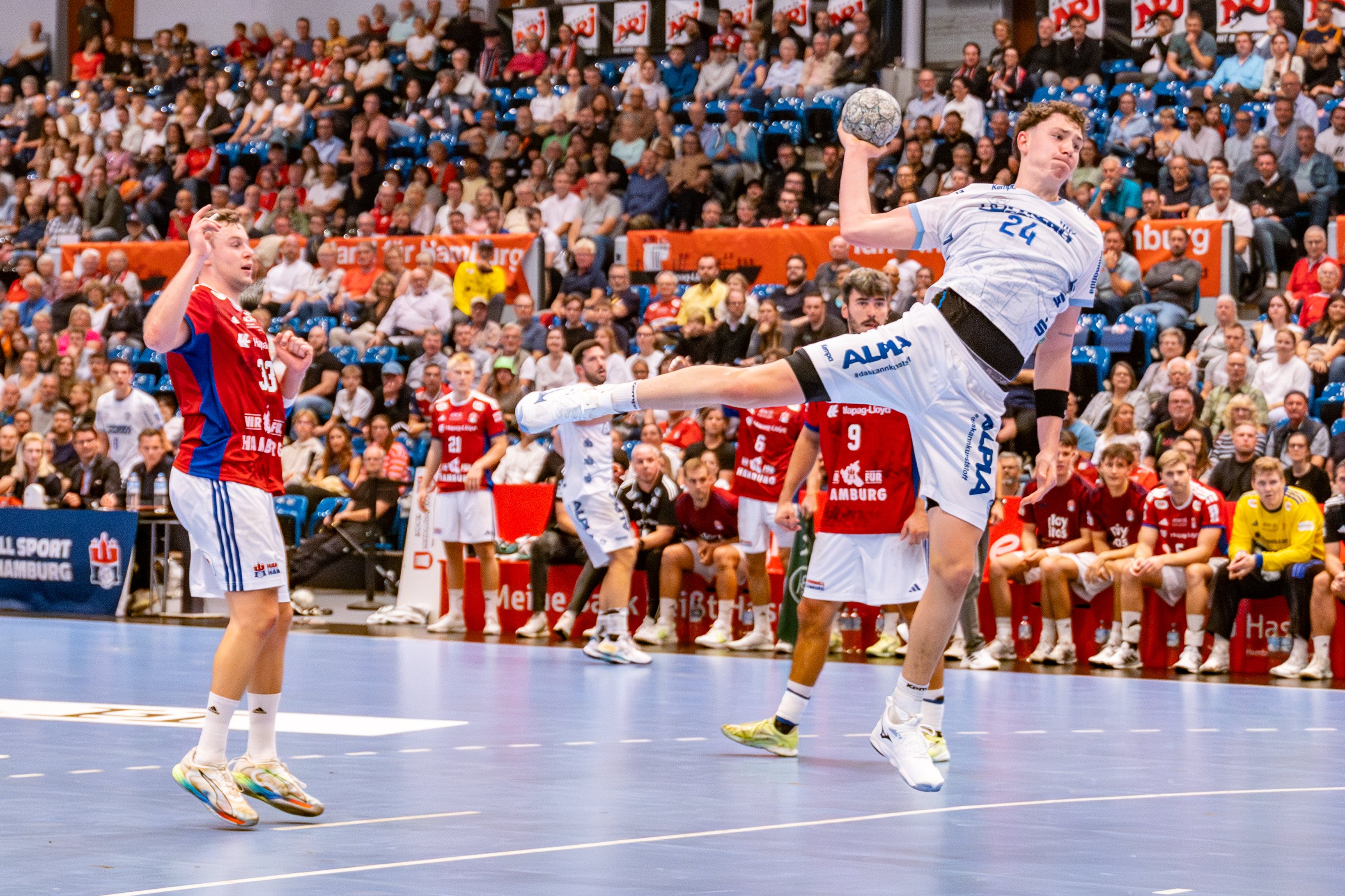 #24 Joel Willecke (Kreisläufer) – TBV Lemgo Lippe jump goal