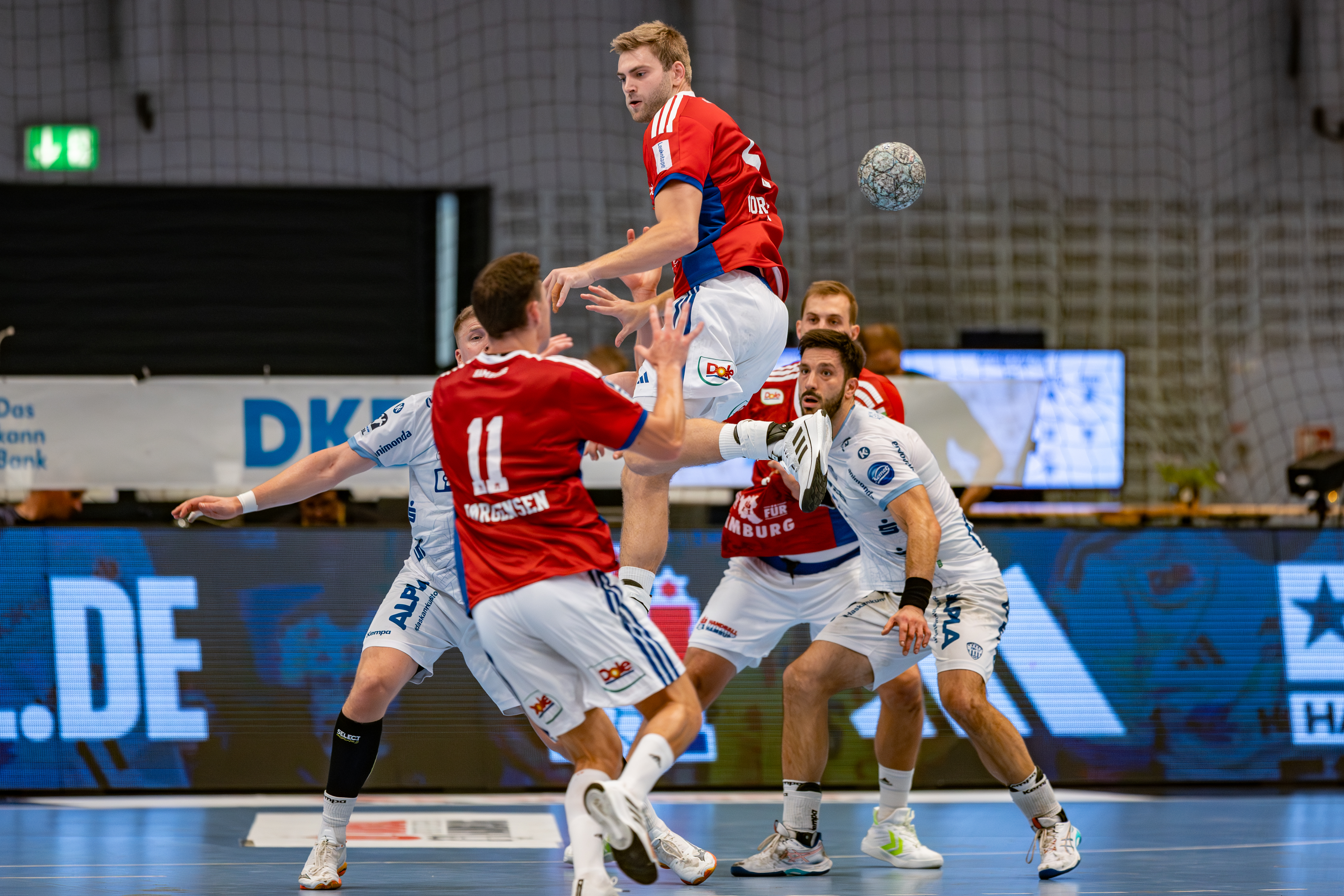 #5 Oliver Norlyk (Rückraum rechts) – Handball Sport Verein Hamburg passing the ball to #11 Nicolaj Jørgensen (Rückraum Mitte) – Handball Sport Verein Hamburg