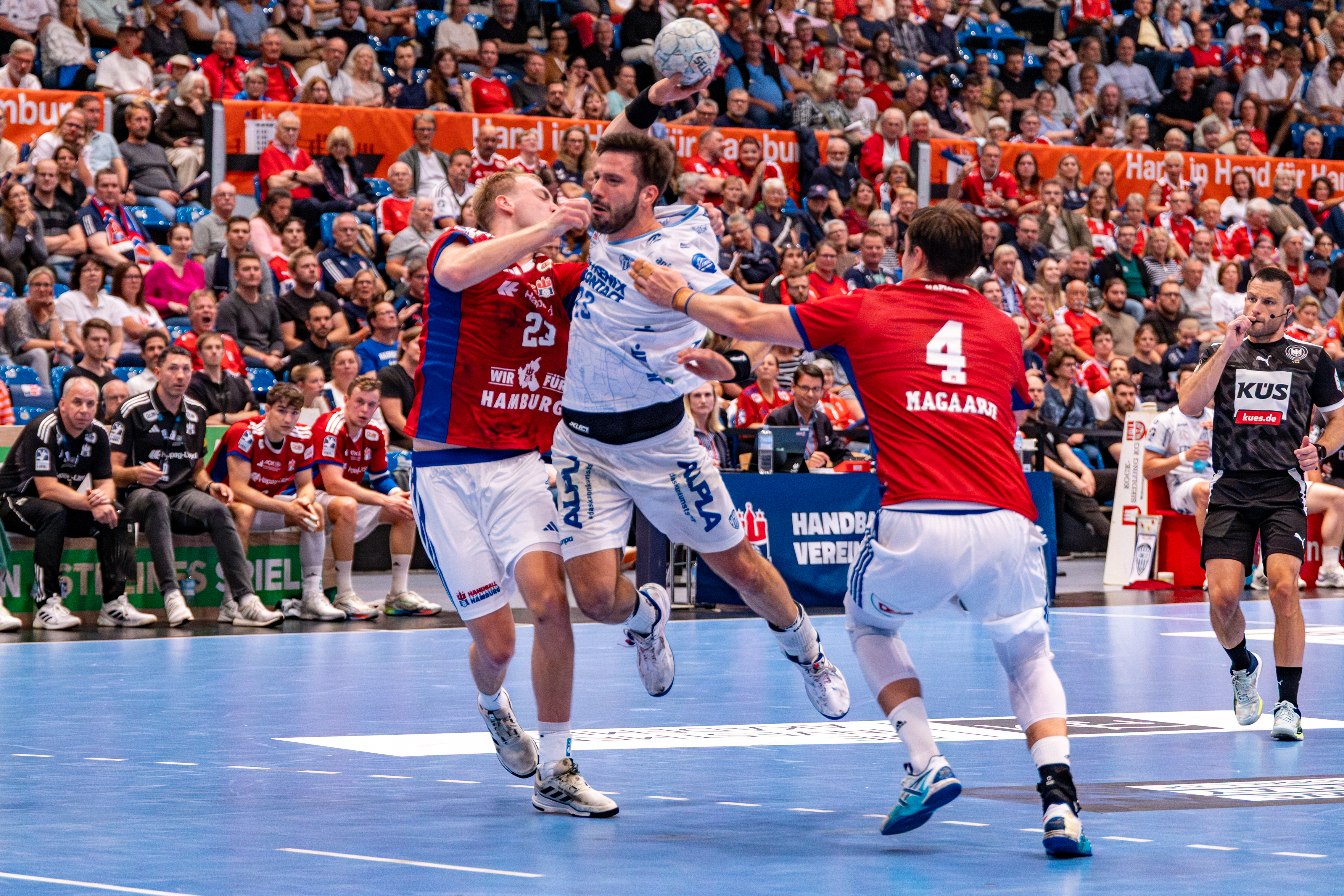 #23 Einar Þorsteinn Ólafsson (Rückraum links) – Handball Sport Verein Hamburg blockt #23 Tim Suton (Rückraum Mitte) – TBV Lemgo Lippe HSV Hamburg vs Lemgo Lippe, Handball, DAIKIN HBL , WEEK 5, 2025/26, 19.09.2025,