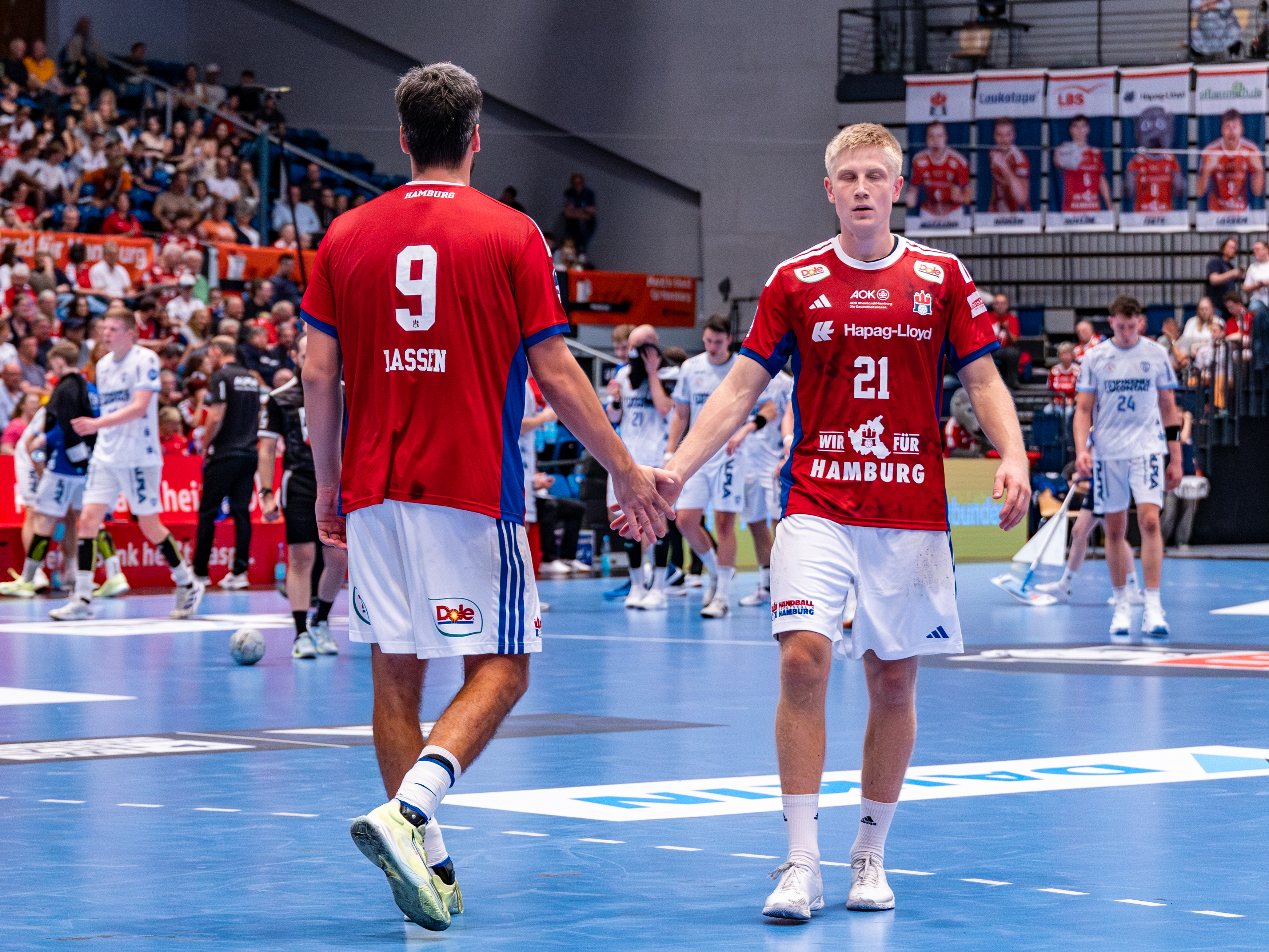 #9 Jacob Lassen (Rückraum rechts) – Handball Sport Verein Hamburg celebrate to #21 Frederik Bo Andersen (Rechtsaußen) – Handball Sport Verein Hamburg