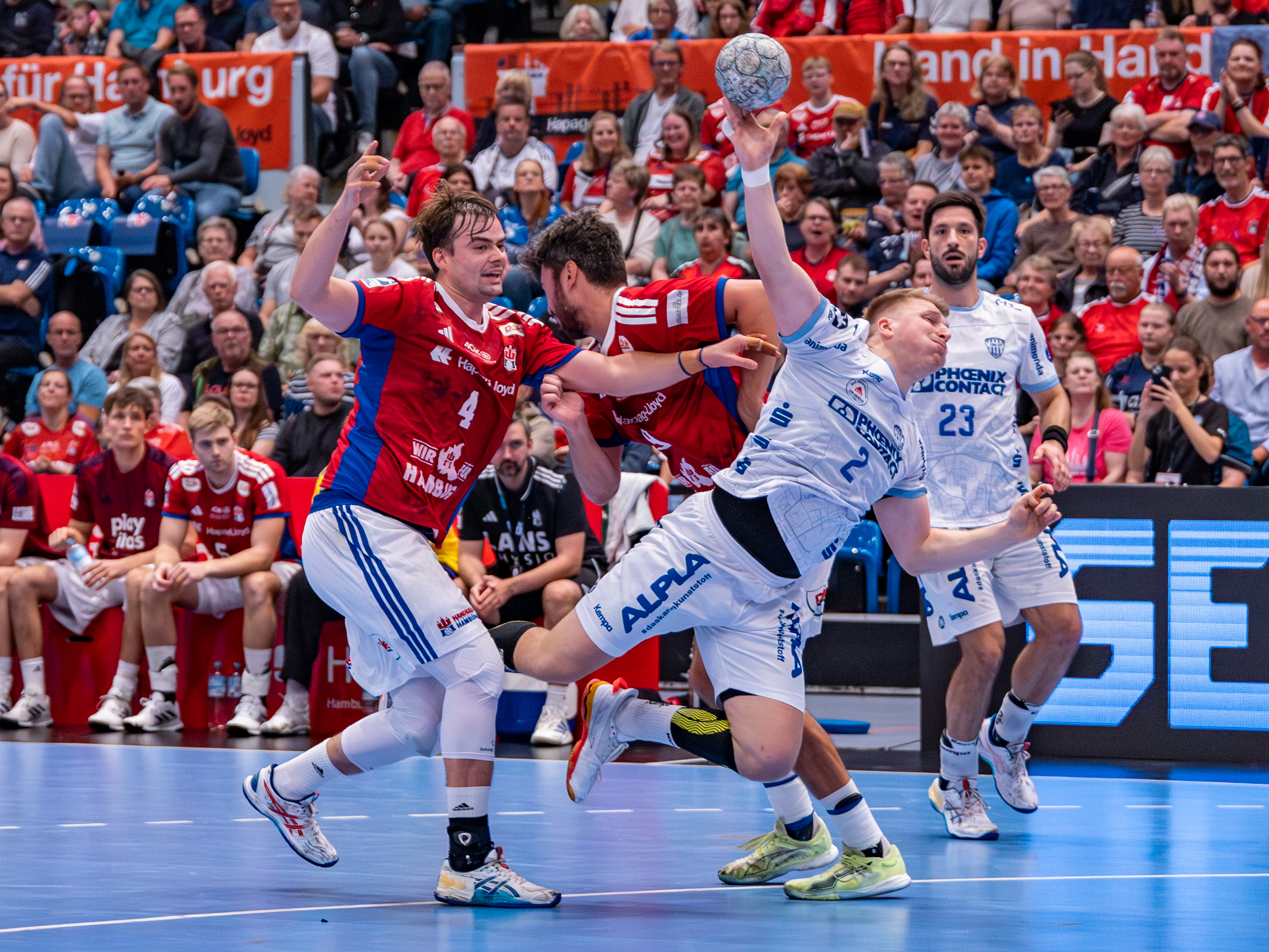 #2 Lukas Hutecek (Rückraum links) – TBV Lemgo Lippe and #4 Andreas Magaard (Kreisläufer) – Handball Sport Verein Hamburg