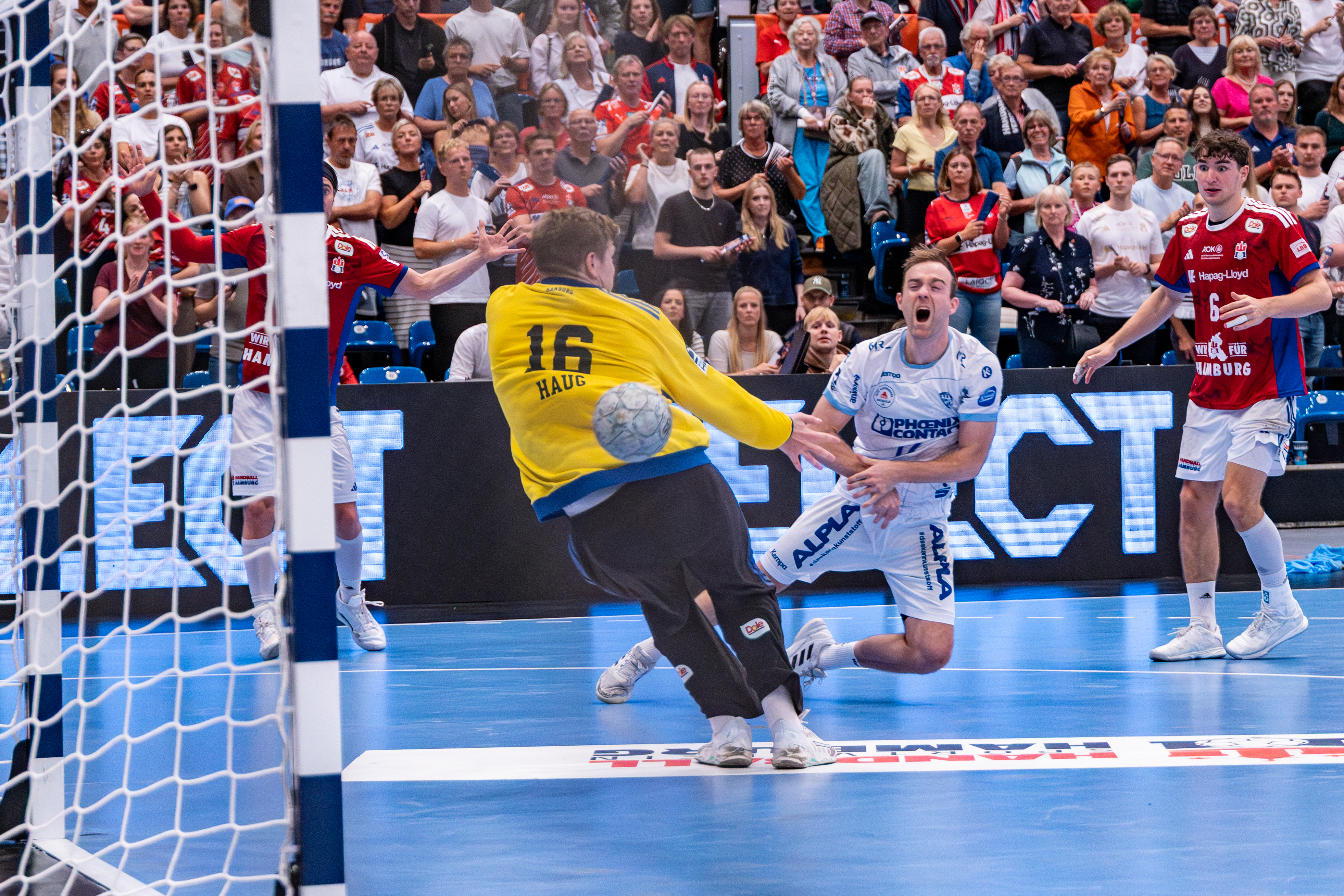 #14 Bobby Schagen (Rechtsaußen) – TBV Lemgo Lippe shoots at goal.