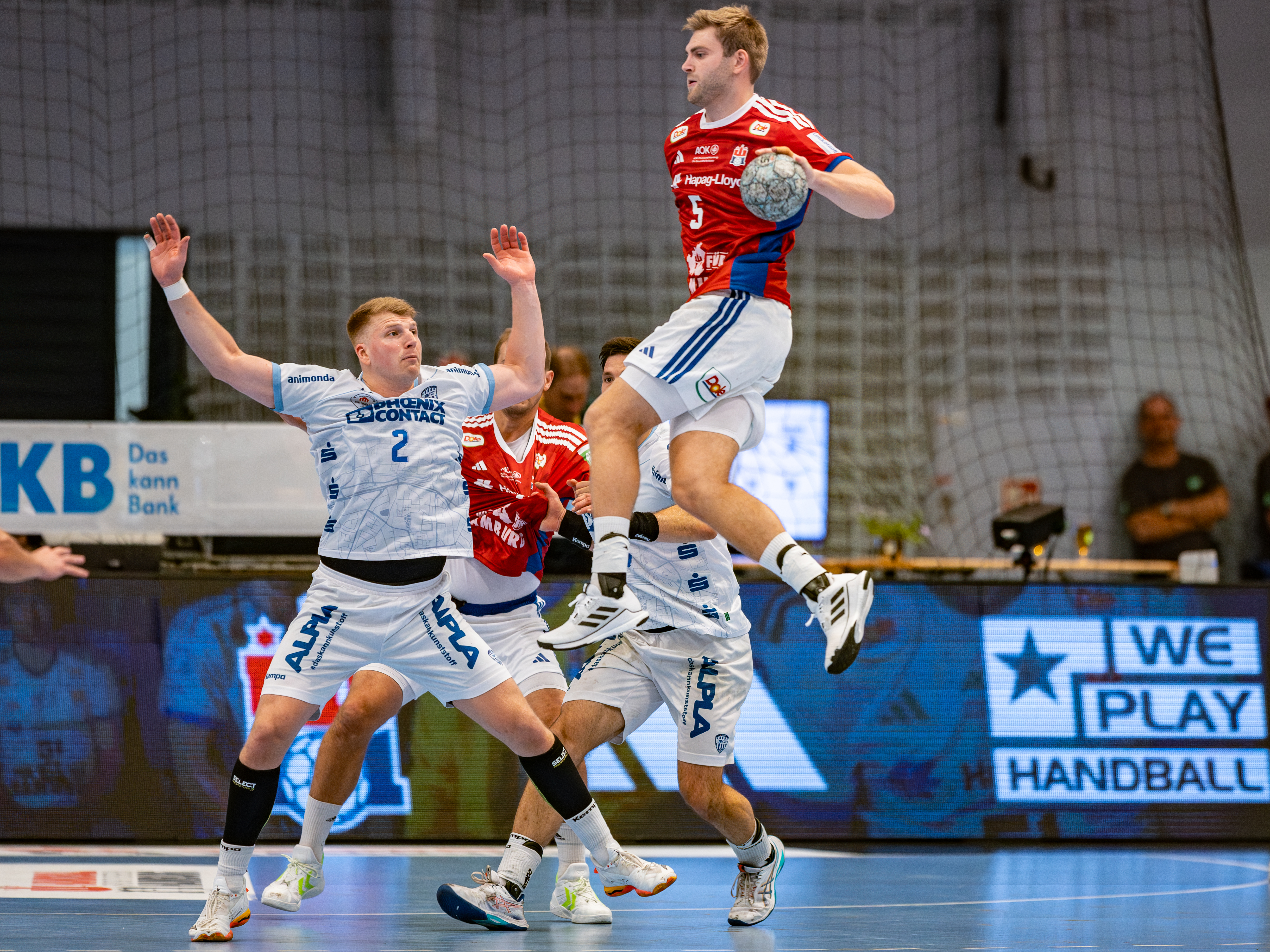 #5 Oliver Norlyk (Rückraum rechts) – Handball Sport Verein Hamburg jump high to passing
