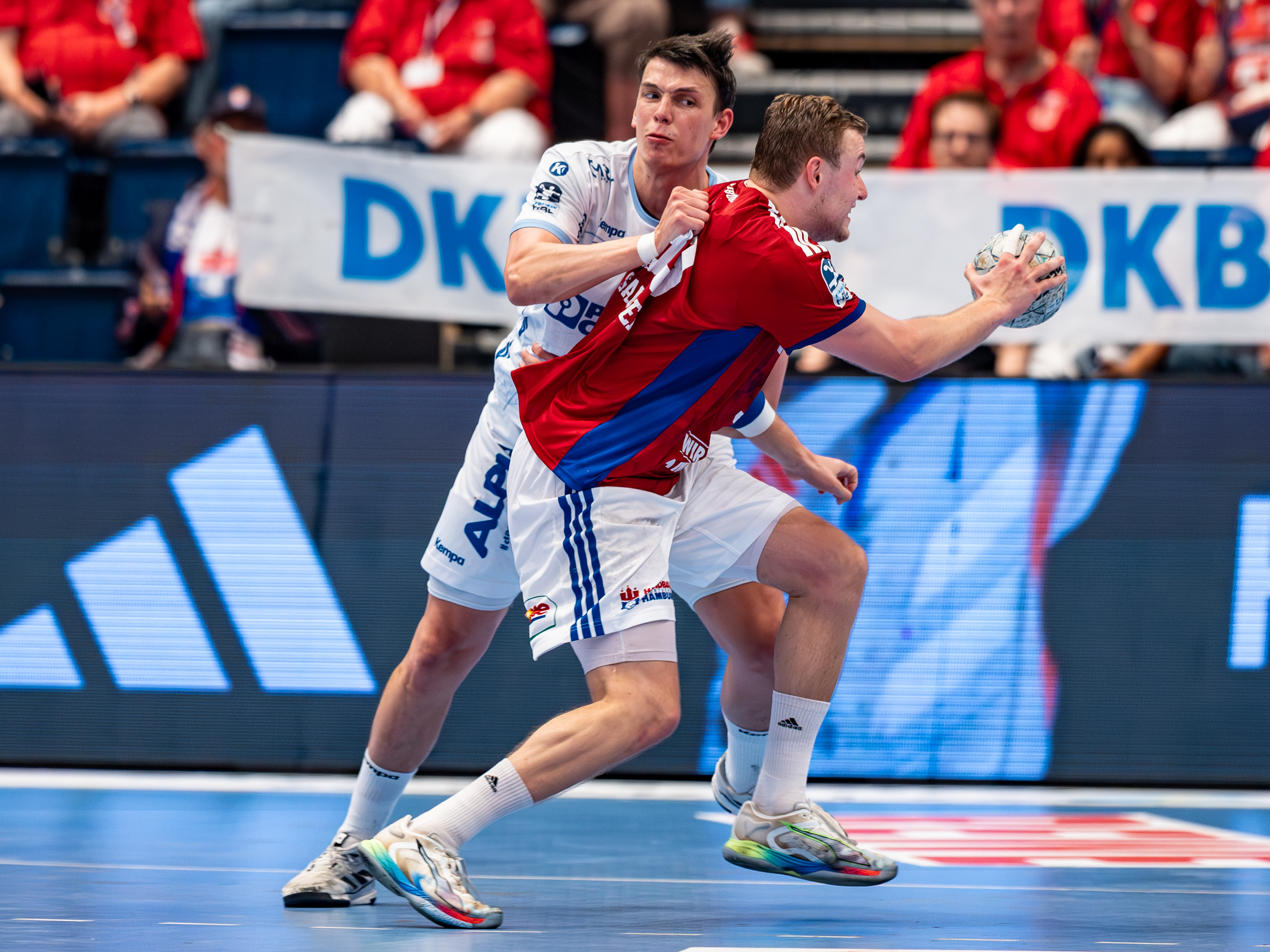 #8 Frederik Simak (Linksaußen) – TBV Lemgo Lippe block #33 Moritz Sauter (Rückraum Mitte) – Handball Sport Verein Hamburg