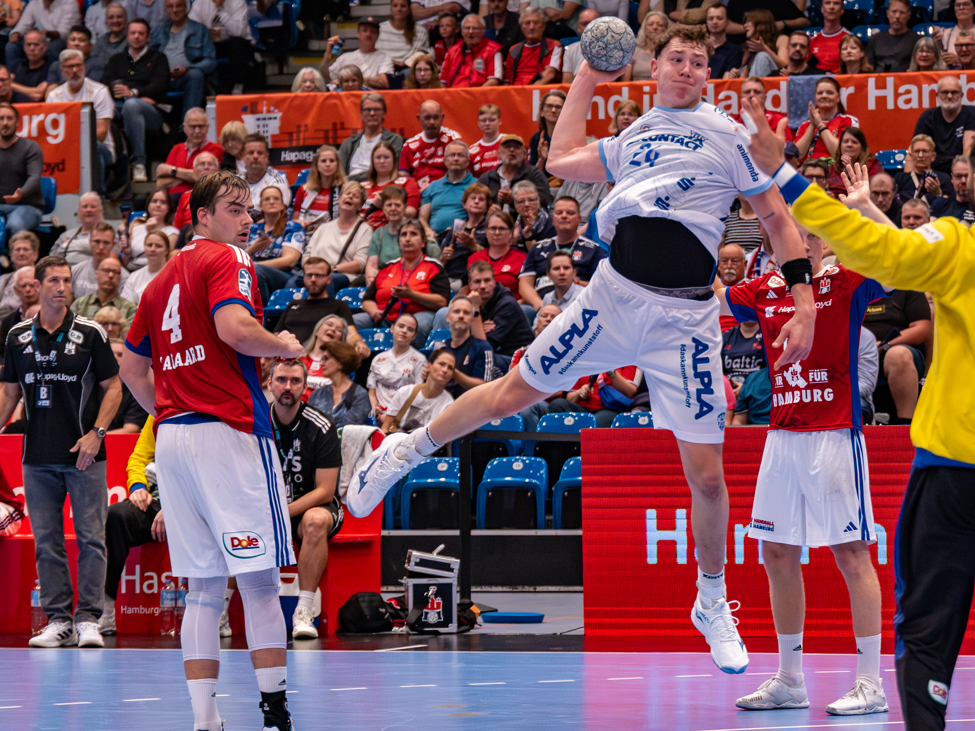 #24 Joel Willecke (Kreisläufer) – TBV Lemgo Lippe shoots at goal