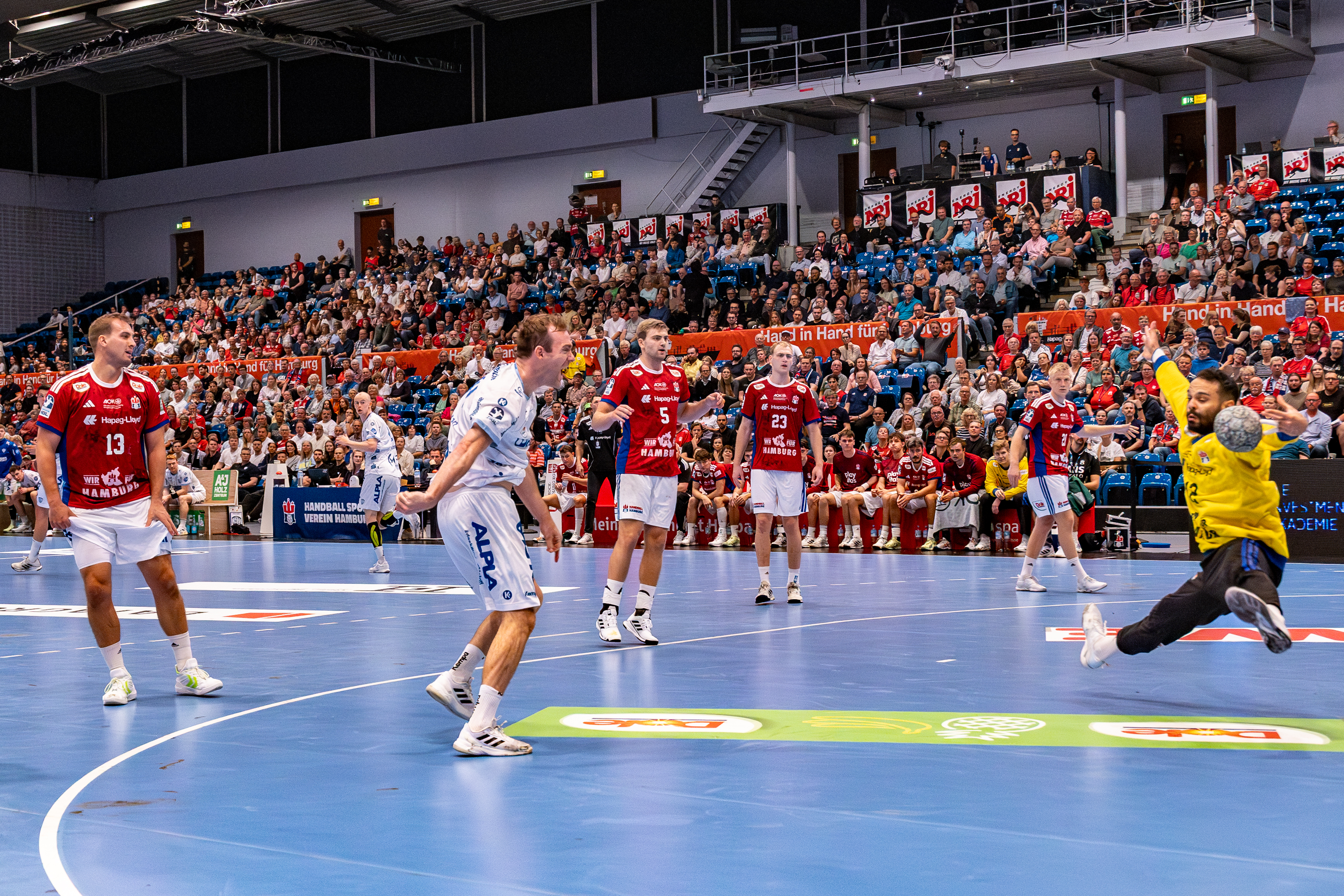 #12 Mohamed El-Tayar (Torwart) – Handball Sport Verein Hamburg block the ball.