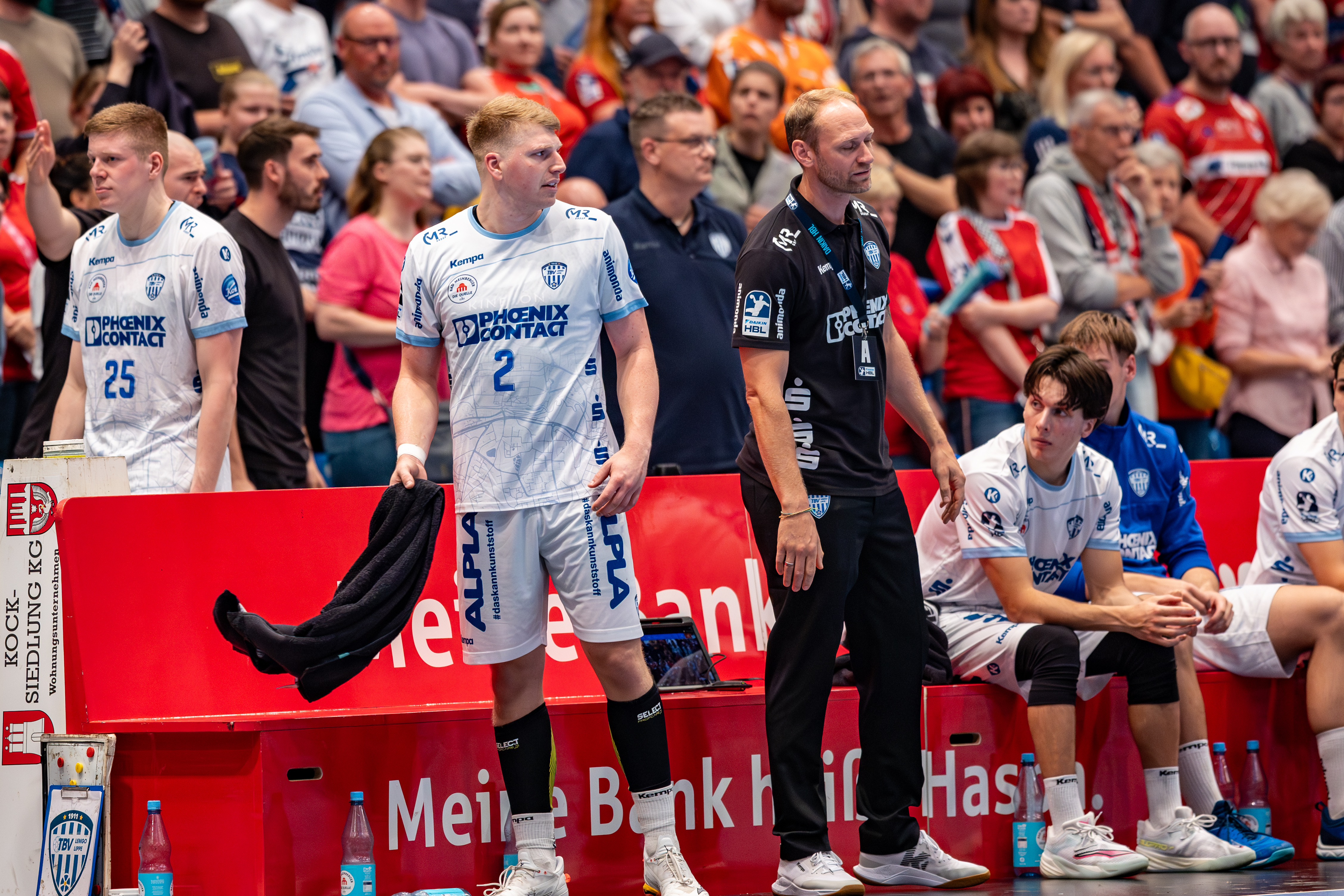 #2 Lukas Hutecek (Rückraum links) – TBV Lemgo Lippe and Matthias Struck Trainer TBV Lemgo Lippe
