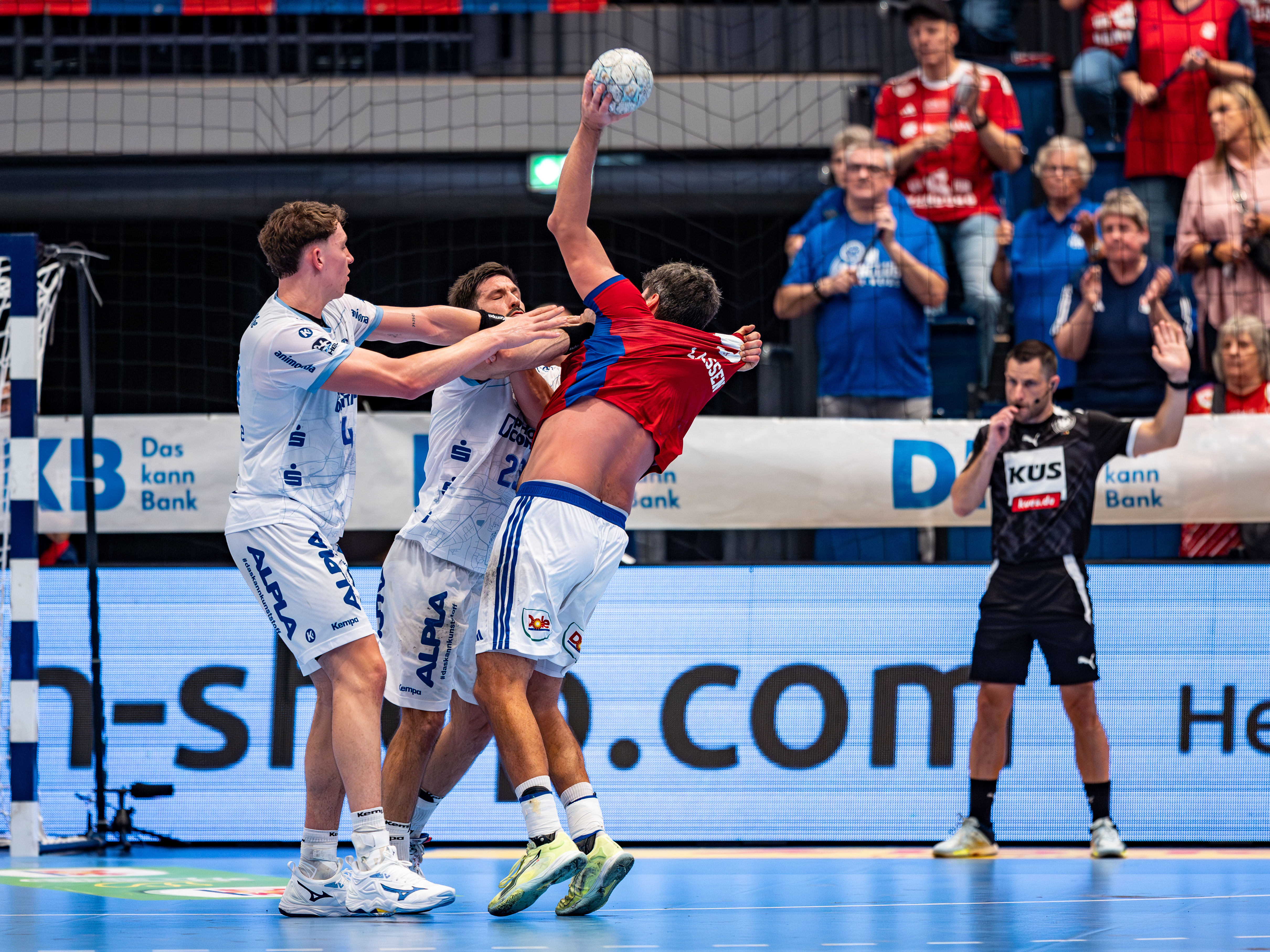 #4 Samuel Zehnder (Linksaußen) – TBV Lemgo Lippe and #23 Tim Suton (Rückraum Mitte) – TBV Lemgo Lippe block #9 Jacob Lassen (Rückraum rechts) – Handball Sport Verein Hamburg