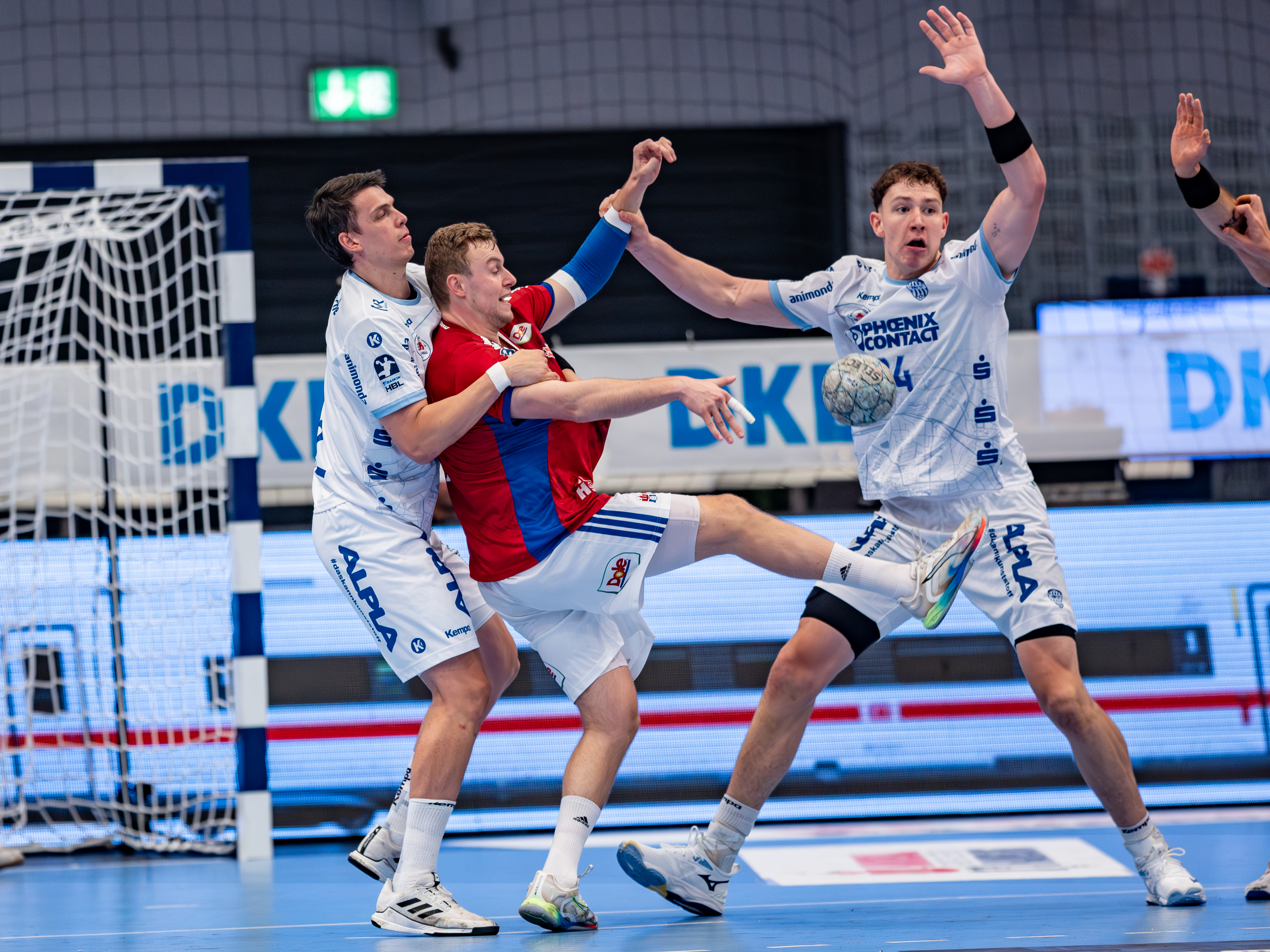 #8 Frederik Simak (Linksaußen) – TBV Lemgo Lippe blockt #33 Moritz Sauter (Rückraum Mitte) – Handball Sport Verein Hamburg