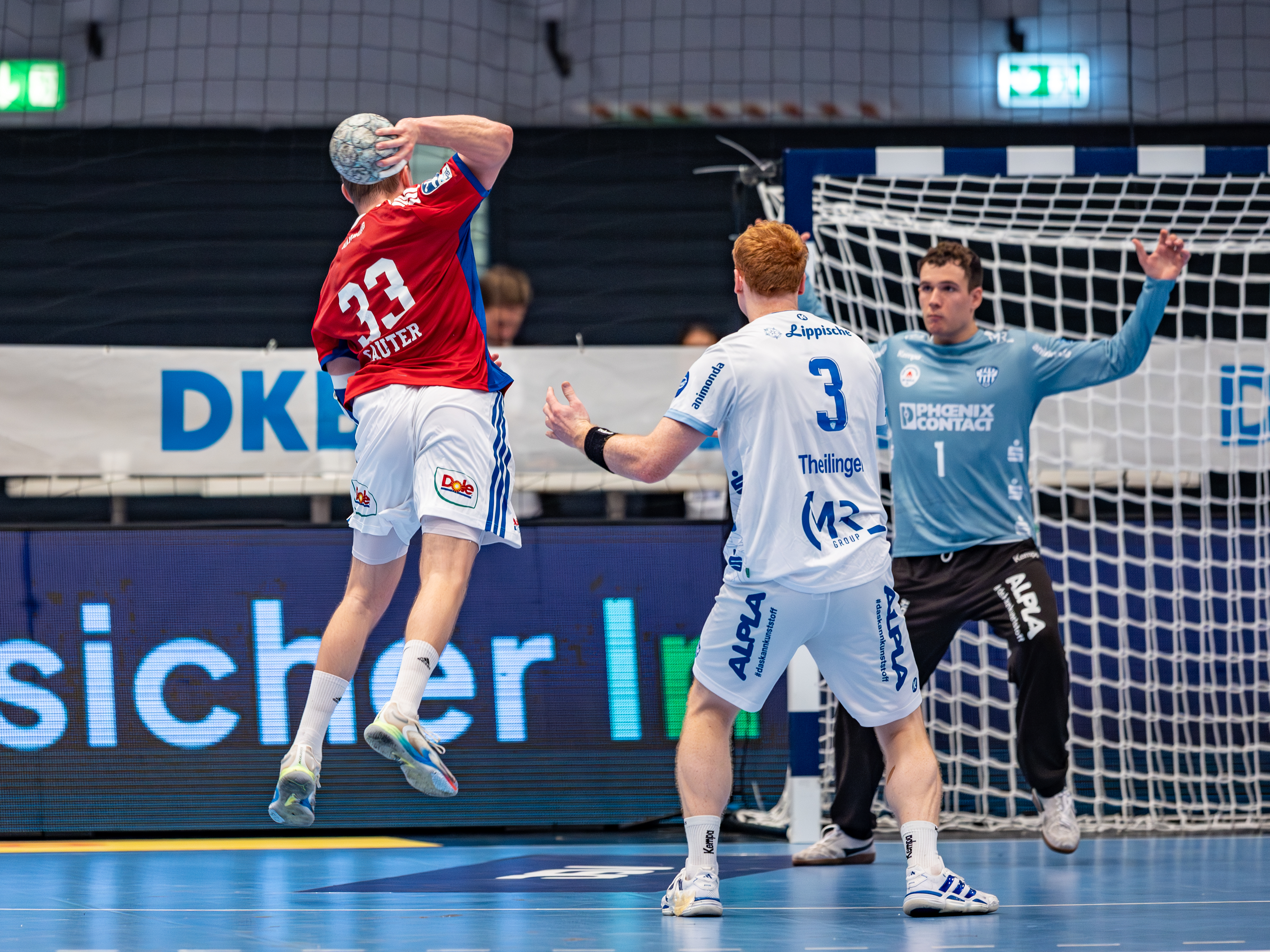 #33 Moritz Sauter (Rückraum Mitte) – Handball Sport Verein Hamburg jump goal. #3 Nicolai Theilinger (Rückraum rechts) – TBV Lemgo Lippe no chance to stop.