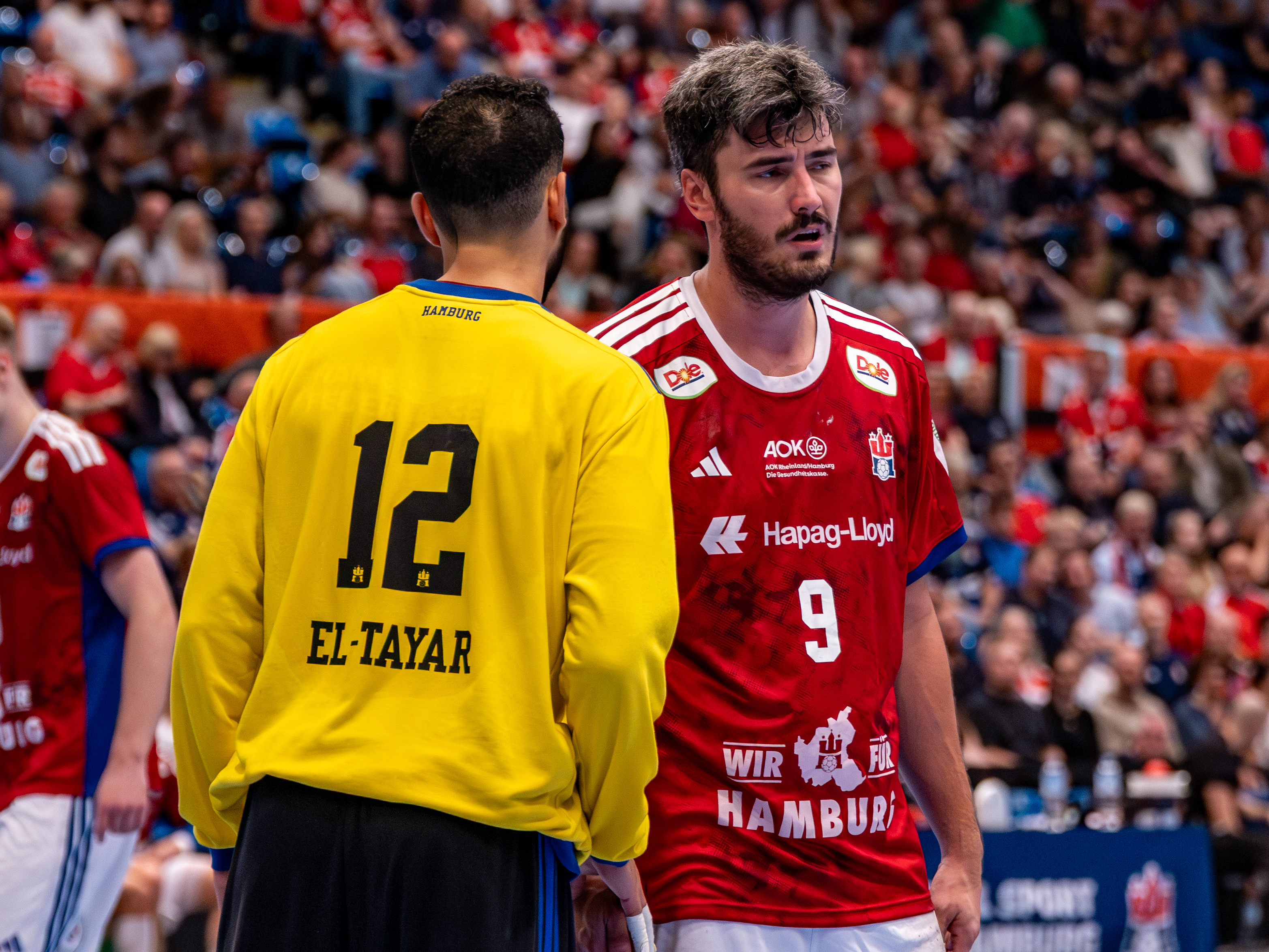 #12 Mohamed El-Tayar (Torwart) – Handball Sport Verein Hamburg talk to #9 Jacob Lassen (Rückraum rechts) – Handball Sport Verein Hamburg