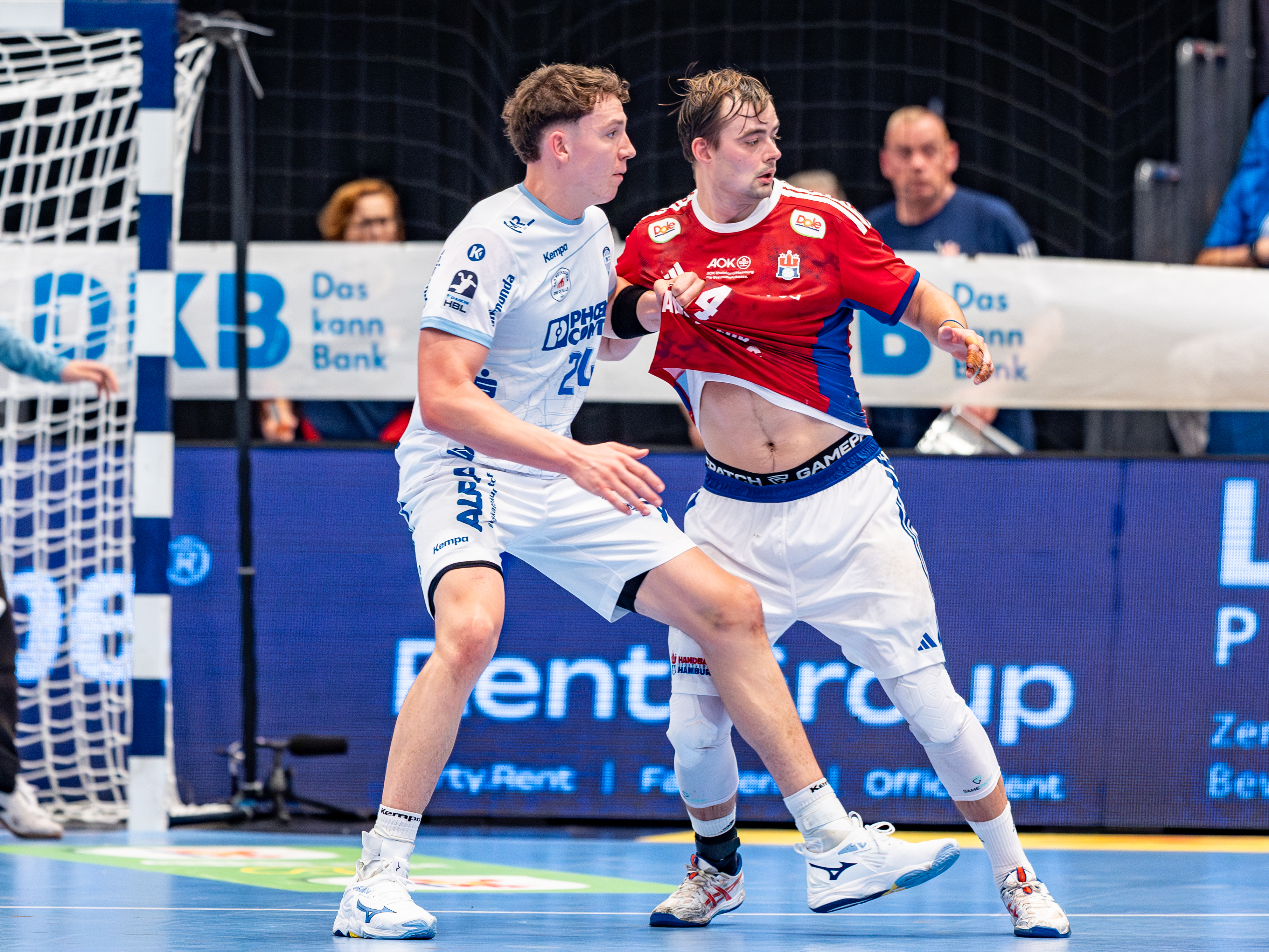 #24 Joel Willecke (Kreisläufer) – TBV Lemgo Lippe block #4 Andreas Magaard (Kreisläufer) – Handball Sport Verein Hamburg