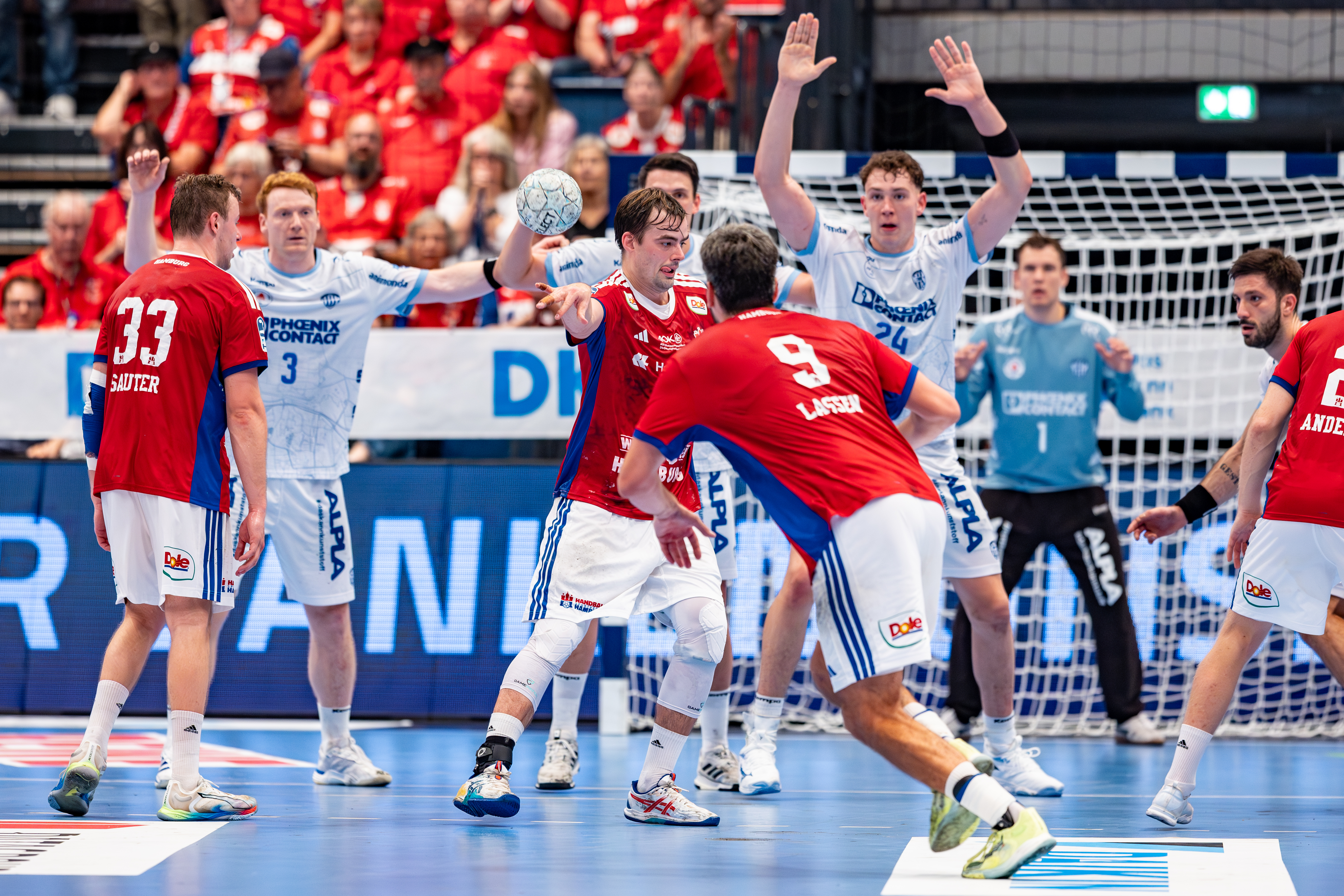 #4 Andreas Magaard (Kreisläufer) – Handball Sport Verein Hamburg passing #9 Jacob Lassen (Rückraum rechts) – Handball Sport Verein Hamburg