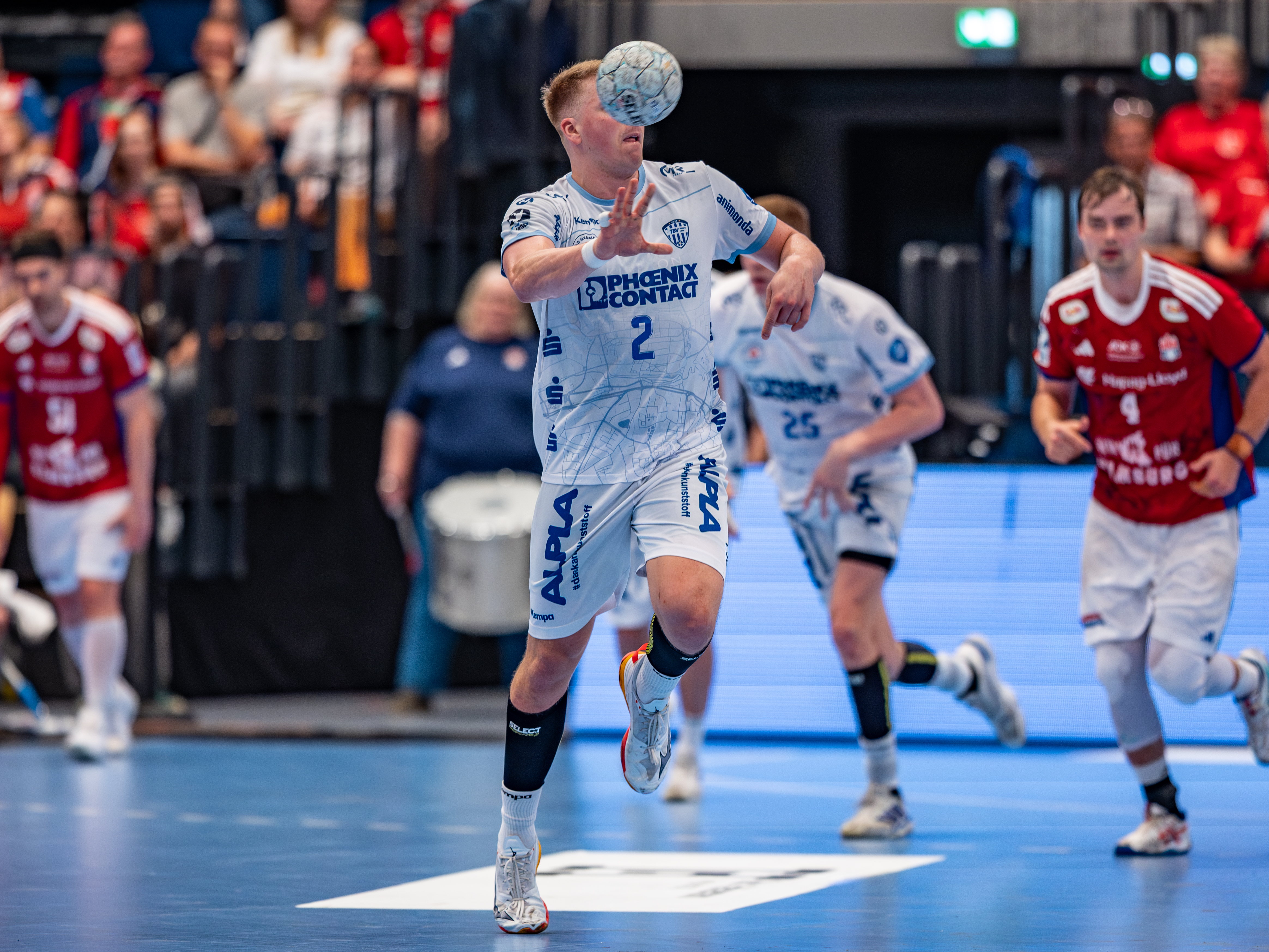 #2 Lukas Hutecek (Rückraum links) – TBV Lemgo Lippe passing the ball