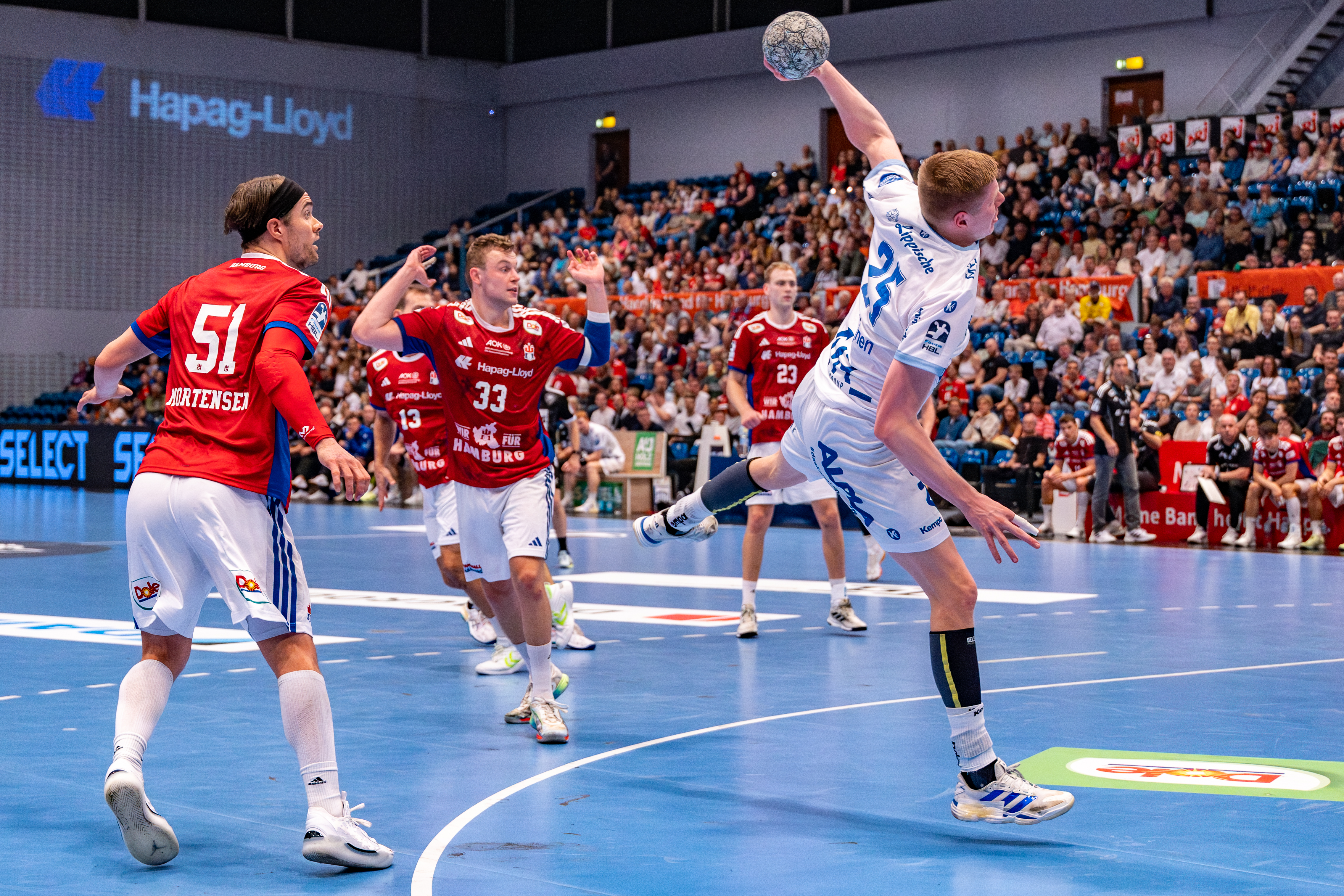 #25 Niels Versteijnen (Rückraum rechts) – TBV Lemgo Lippe shoots at goal